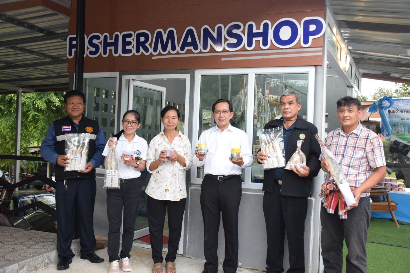 นายเฉลิมชัย สุวรรณรักษ์ อธิบดีกรมประมง พร้อมด้วยนายแสน ศรีงาม ผู้ตรวจราชการกรม และดร.สุทธินี ลิ้มธรรมมหิศร ผู้อำนวยการกองวิจัยและพัฒนาการเพาะเลี้ยงสัตว์น้ำชายฝั่ง เยี่ยมชมและอุดหนุนสินค้าและผลิตภัณฑ์ของร้าน Fisherman Shop@ระนอง ณ กลุ่มแปรรูปผลิตภัณฑ์อาหารทะเล บ้านหินช้าง ตำบลปากน้ำ อำเภอเมือง จังหวัดระนอง