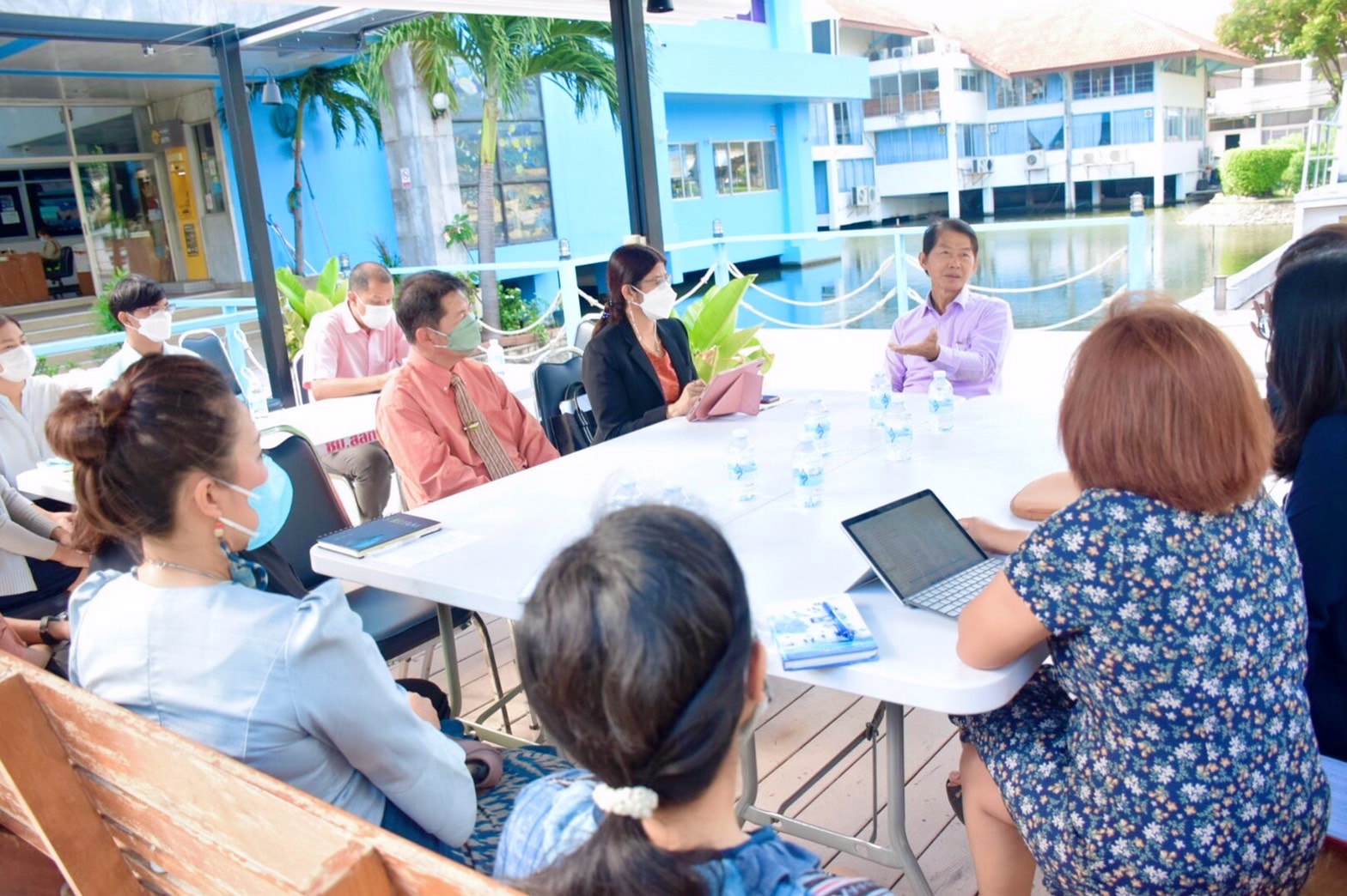 นายประพันธ์ ลีปายะคุณ รองอธิบดีกรมประมง ร่วมพูดคุยรับฟังปัญหาอุปสรรคการดำเนินงานจากนางฐิติพร หลาวประเสริฐ ผู้อำนวยการกองวิจัยและพัฒนาสุขภาพสัตว์น้ำ และคณะเจ้าหน้าที่จากกองวิจัยและพัฒนาสุขภาพสัตว์น้ำ..คลิก