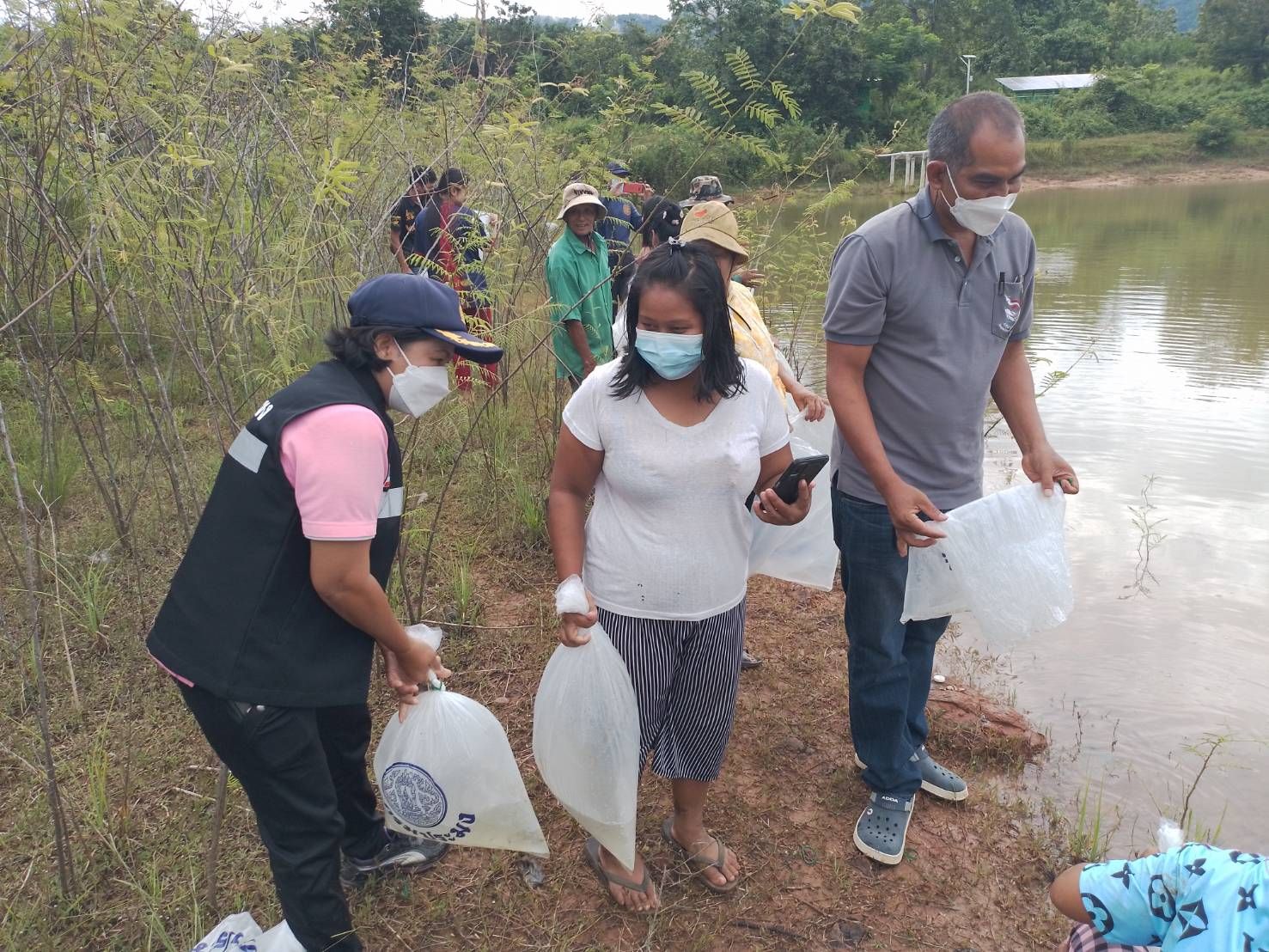 โครงการปล่อยพันธุ์สัตว์น้ำเพื่อฟื้นฟูให้เป็นแหล่งอาหารและคงความหลากหลายของทรัพยากรประมงในแหล่งน้ำภายใต้โครงการพัฒนาพื้นที่โครงการหลวง..คลิก