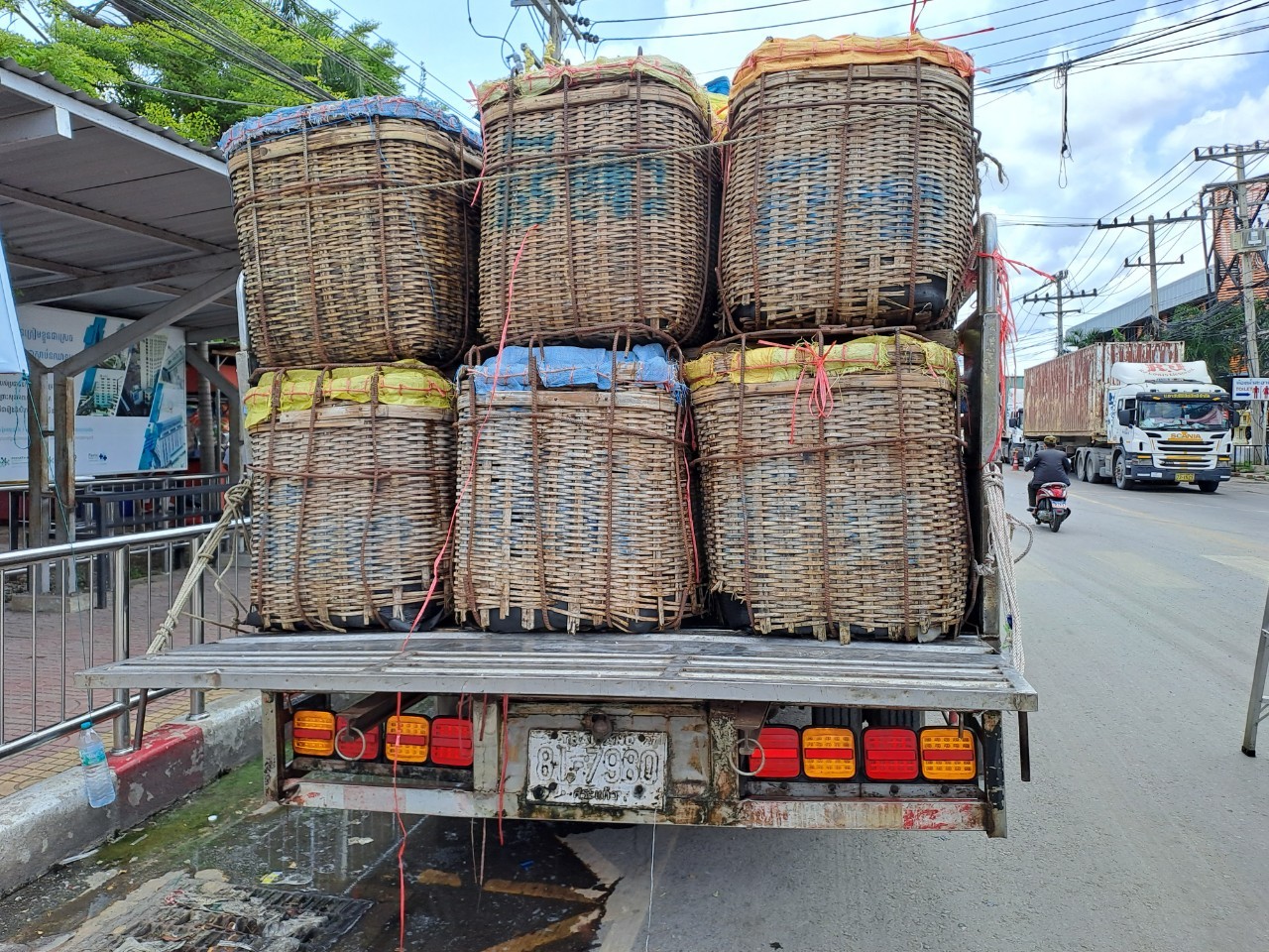 ตรวจสินค้าประมงที่นำเข้า ส่งออก ทางจุดผ่านแดนถาวรบ้านคลองลึก..คลิก