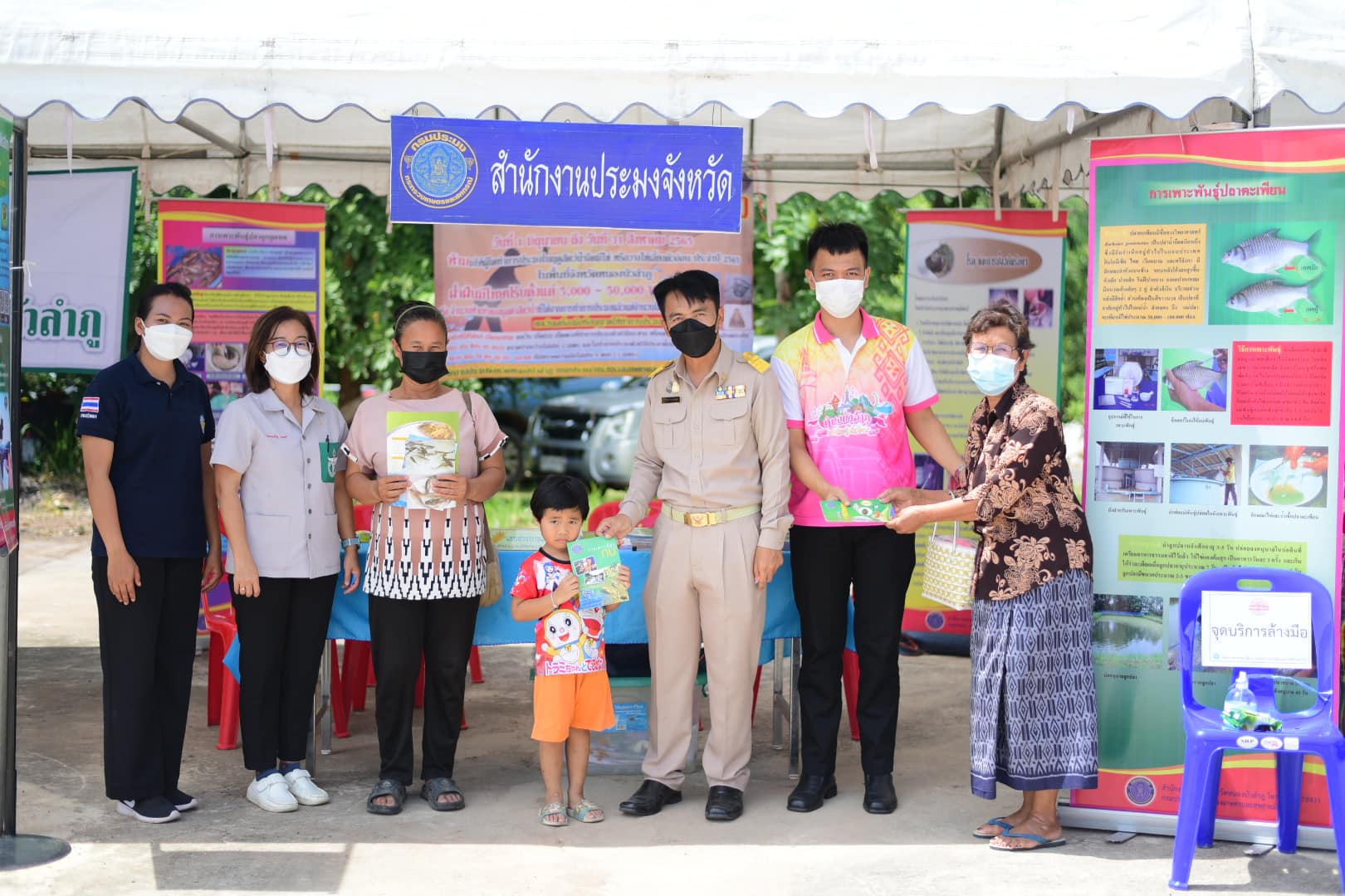 วันที่ 5 กรกฎาคม 2565 นายบุญหลาย กุลนารัตน์ ประมงจังหวัดหนองบัวลำภู มอบหมายให้ นางถนอมขวัญ นอศรี หัวหน้ากลุ่มบริหารและยุทธศาสตร์ พร้อมด้วย นายวิทยา ประเสริฐสังข์ ประมงอำเภอโนนสัง นางสาวดาพร หนันทะ เจ้าพนักงานประมงชำนาญงาน เเละเจ้าหน้าที่สำนักงานประมงจังหวัดหนองบัวลำภู ร่วมออกหน่วยแพทย์เคลื่อนที่ พอ.สว. ณ องค์การบริหารส่วนตำบลปางกู่ ตำบลปางกู่ อำเภอโนนสัง จังหวัดหนองบัวลำภู..คลิก