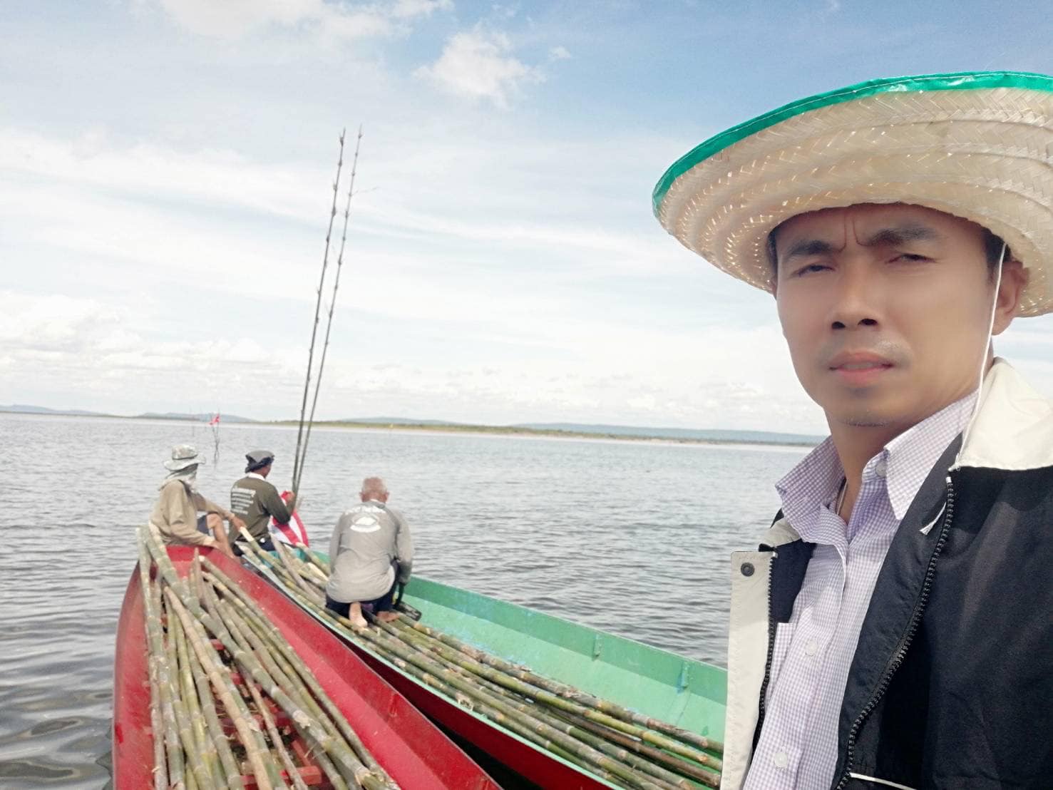 วันที่ 5 กรกฎาคม 2565 นายวิทยา ประเสริฐสังข์ ประมงอำเภอโนนสัง ประชุมร่วมกับนายชัยยันต์ รัตนวงษ์ ประธานและคณะกรรมการองค์กรชุมชนประมงท้องถิ่นเพื่อติดตามความก้าวหน้าและเร่งรัดดำเนินกิจกรรมตามแผนที่กำหนดคือ ปักแนวเขตอนุรักษ์สัตว์น้ำและลงกร่ำสร้างแหล่งที่อยู่อาศัยของสัตว์น้ำและเร่งให้จัดชื้อเครื่องมือประมงตามกิจกรรมปรับเปลี่ยนเครื่องทำการประมงตามวงเงินที่โอนให้งวดแรกจำนวน 60,000 บาท โครงการพัฒนาอาชีพและส่งเสริมความเข้มแข็งของชุมชนประมง (กิจกรรมพัฒนาอาชีพชุมชนประมง) ประจำปีงบประมาณ พ.ศ.2565 ณ บ้านหนองเหมือดแอ่ ม.14 ต.หนองเรือ อ.โนนสัง จ.หนองบัวลำภู..คลิก