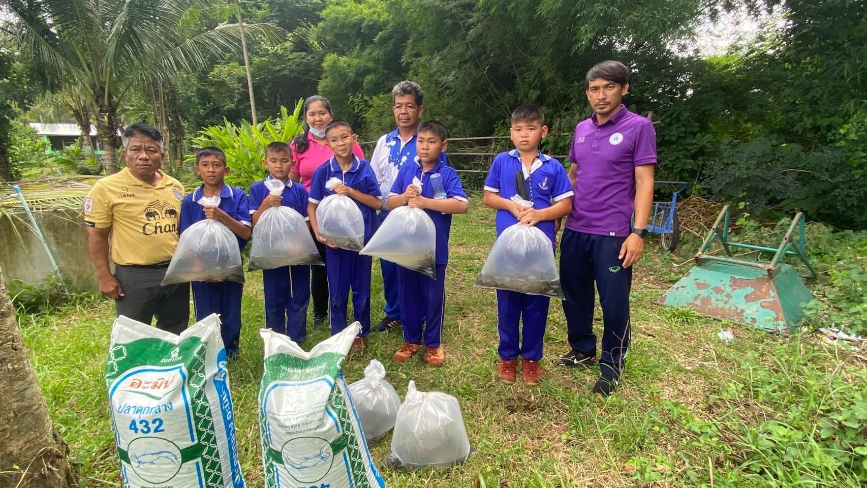 วันที่ 6 กรกฎาคม 2565 นายบุญหลาย กุลนารัตน์ ประมงจังหวัดหนองบัวลำภู มอบหมายให้นางสาวชลธิชา พรหมโสภา เจ้าหน้าวิเคราะห์นโยบายและแผน และนายราชศักดิ์ บุญรอด เจ้าหน้าวิเคราะห์นโยบายและแผน ส่งมอบปัจจัยการผลิตให้กับโรงเรียนตามโครงการสนับสนุนด้านการประมงตามพระราชดำริ สมเด็จพระกนิษฐาธิราชเจ้า กรมสมเด็จพระเทพรัตนราชสุดาฯ สยามบรมราชกุมารี โรงเรียนบ้านวังหินซา หมู่ที่ 9  ตำบลดงมะไฟ อำเภอสุวรรณคูหา จังหวัดหนองบัวลำภู..คลิก