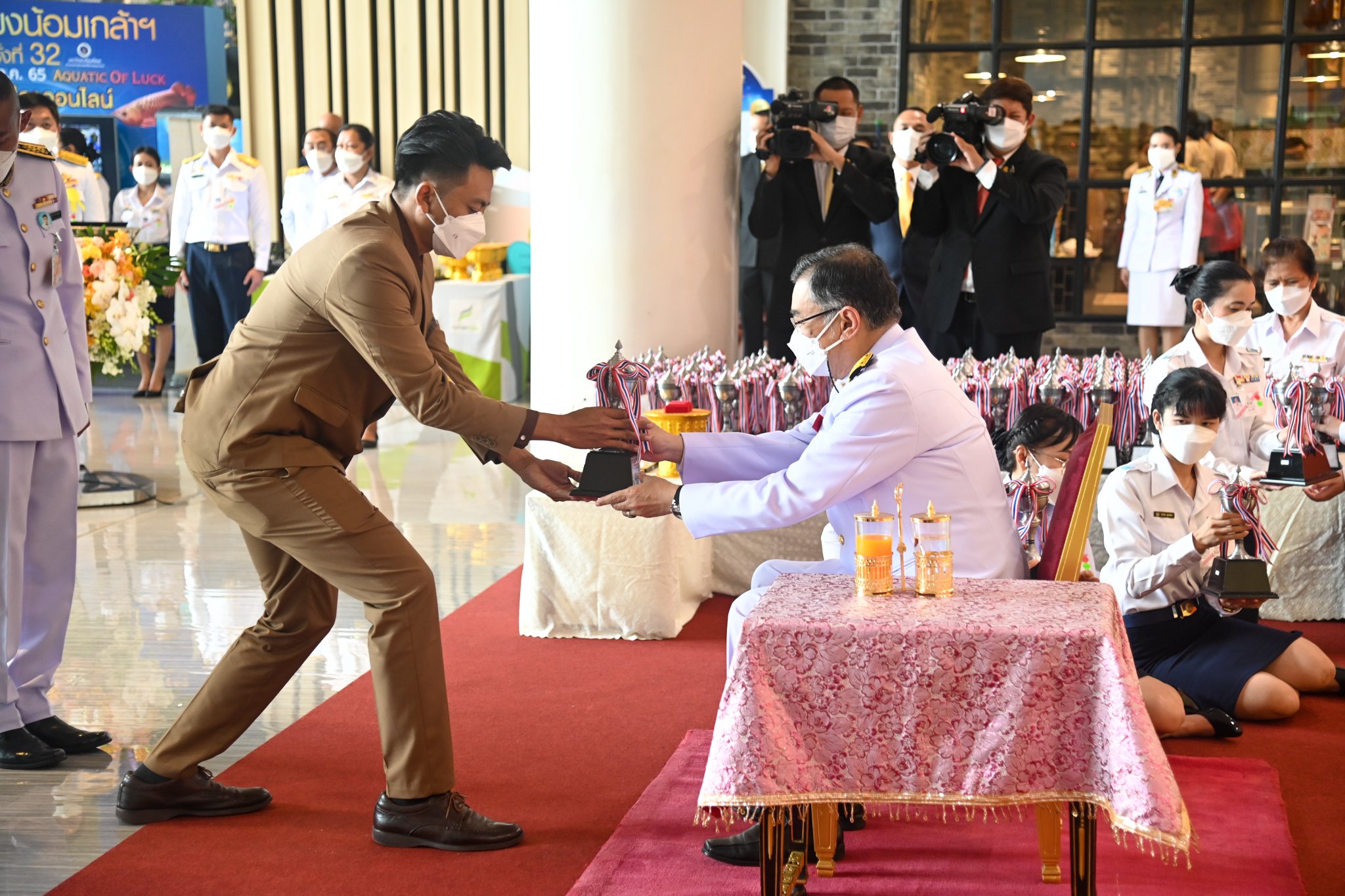สมเด็จพระเจ้าน้องนางเธอ เจ้าฟ้าจุฬาภรณวลัยลักษณ์ อัครราชกุมารี กรมพระศรีสวางควัฒน วรขัตติยราชนารี ทรงพระกรุณาโปรดให้ นายสุรพิทย์ กีรติบุตร รองประธานสถาบันวิจัยจุฬาภรณ์ ฝ่ายวิเทศสัมพันธ์ เป็นผู้แทนพระองค์ ไปเปิดงานวันประมงน้อมเกล้าฯ ครั้งที่ ๓๒..คลิก