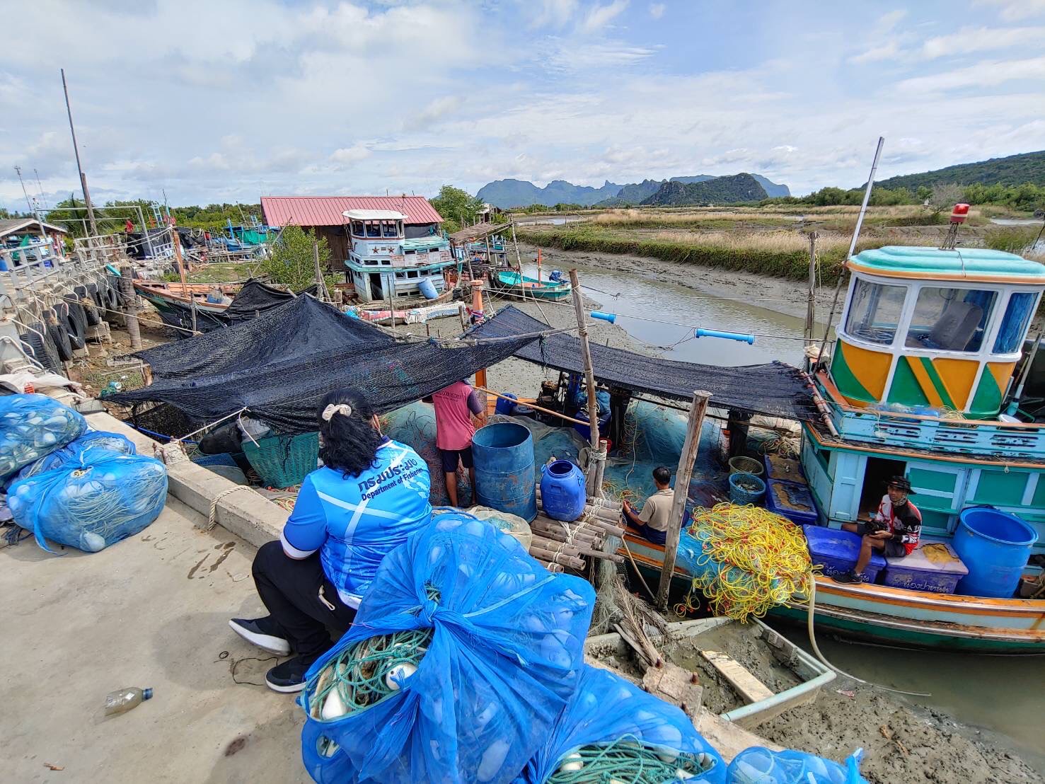 ประมงอำเภอกุยบุรี ได้ประสานงานและอำนวยความสะดวกแก่เจ้าหน้าที่กองประมงต่างประเทศ..คลิก