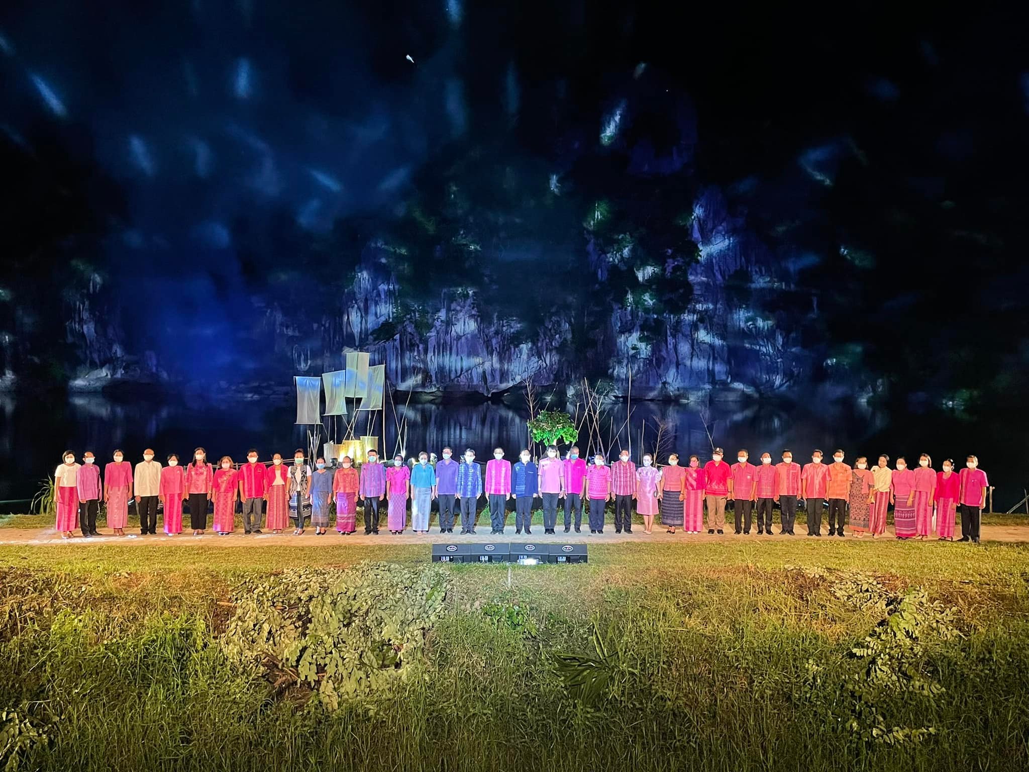 วันที่ 8 กรกฎาคม 2565 นายบุญหลาย กุลนารัตน์ ประมงจังหวัดหนองบัวลำภู มอบหมายให้ นางถนอมขวัญ นอศรี หัวหน้ากลุ่มบริหารและยุทธศาสตร์ พร้อมด้วย เจ้าหน้าที่สำนักงานประมงจังหวัดหนองบัวลำภู เข้าร่วมพิธีเปิด การแสดงแสง สี เสียง ตำนานนครเขื่อนขันธ์กาบแก้วบัวบาน โครงการส่งเสริมการท่องเที่ยวเชิงอัตลักษณ์ วิธี วิถีหนองบัวลำภู กิจกรรมหลัก พัฒนายกระดับประเพณีวัฒนธรรมเพื่อส่งเสริมการท่องเที่ยววิถีลุ่มภู ณ วัดถ้ำสุวรรณคูหา อำเภอสุวรรณคูหา จังหวัดหนองบัวลำภู..คลิก