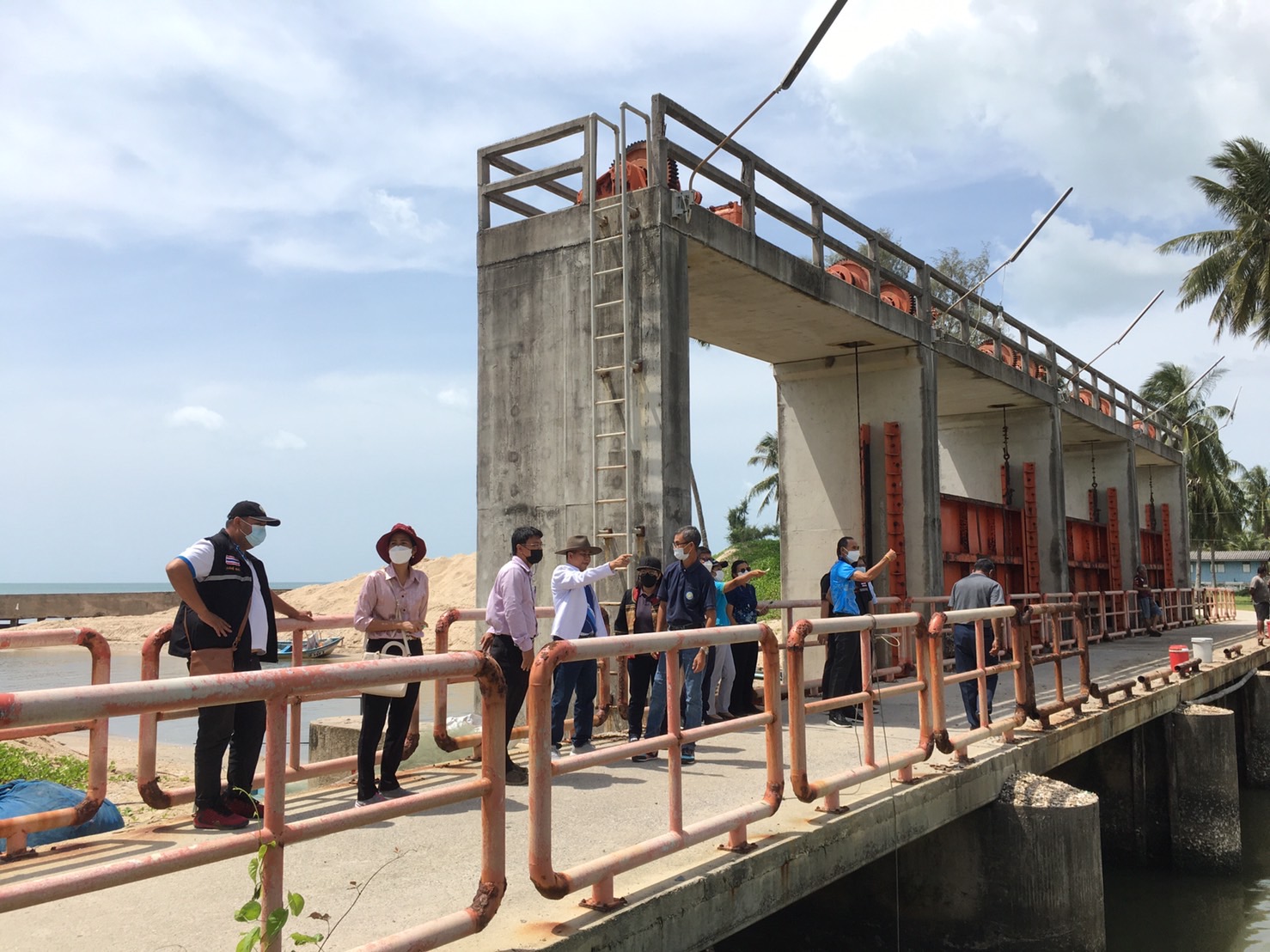 วันที่ 8 กรกฎาคม 2565 เรือโทนพดล จันทรมณี ประมงจังหวัดสงขลา พร้อมด้วย นางวิลาสินี คงเล่ง หัวหน้ากลุ่มพัฒนาและส่งเสริมอาชีพการประมง และเจ้าหน้าที่สำนักงานประมงจังหวัดสงขลา เข้าร่วมการประชุมหารือการแก้ไขปัญหาการเลี้ยงกุ้งทะเลระดับพื้นที่จังหวัดสงขลา ตามมติคณะทำงานแก้ไขปัญหาการเลี้ยงกุ้งทะเลระดับพื้นที่จังหวัดสงขลา โดยที่ประชุมมีมติแก้ไขปัญหาเร่งด่วนเรื่องระบบการบริหารจัดการน้ำที่ดี ระบบส่งน้ำ รวมถึงการขุดลอกแหล่งน้ำในเขตพื้นที่ที่มีการเลี้ยงกุ้งทะเล พร้อมลงพื้นที่สำรวจระบบคลองส่งน้ำ และประตูในเขตพื้นที่ที่มีปัญหาในอำเภอระโนด จังหวัดสงขลา