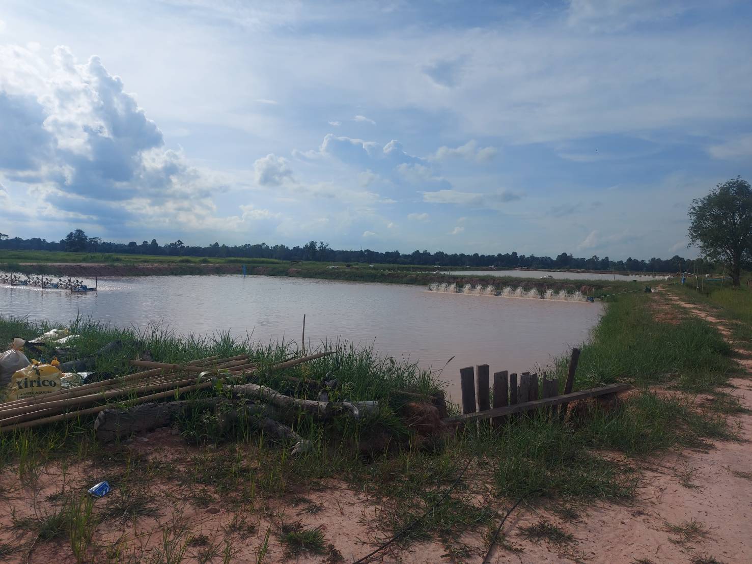 ประมงอำเภอสิรินธร ลงพื้นที่ตรวจเยี่ยมฟาร์มเลี้ยงกุ้งก้ามกราม พร้อมตรวจสอบคุณภาพน้ำด้วยชุดตรวจ test kit