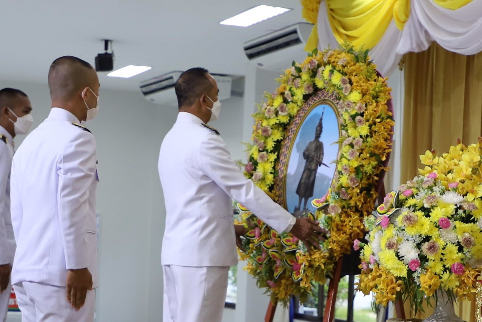 วันนี้ (11 ก.ค. 65) นายสุชาติ  ผึ่งฉิมพลี ผู้อำนวยการศูนย์วิจัยและพัฒนาการเพาะเลี้ยงสัตว์น้ำจืดอุทัยธานี เข้าร่วมพิธีวางพวงมาลาถวายราชสักการะพระบรมสาทิสลักษณ์ สมเด็จพระนารายณ์มหาราช ที่อาคารสำนักงานเหล่ากาชาดจังหวัดอุทัยธานี โดยมีนายอลงกต วรกี รองผู้ว่าราชการจังหวัดอุทัยธานี เป็นประธานในพิธีวางพวงมาลาถวายราชสักการะพระบรมสาทิสลักษณ์ สมเด็จพระนารายณ์มหาราช เพื่อสดุดีเทิดพระเกียรติ เนื่องในโอกาสวันคล้ายวันสวรรคต รวมถึงแสดงความจงรักภักดี เทิดทูนต่อสถาบันพระมหากษัตริย์ และน้อมรำลึกถึงพระมหากรุณาธิคุณอันยิ่งใหญ่ของสมเด็จพระนารายณ์มหาราช ที่ทรงมีต่อพสกนิกรชาวไทย โดยมี ทหาร ตำรวจ และส่วนราชการ  เข้าร่วมพิธี..คลิก