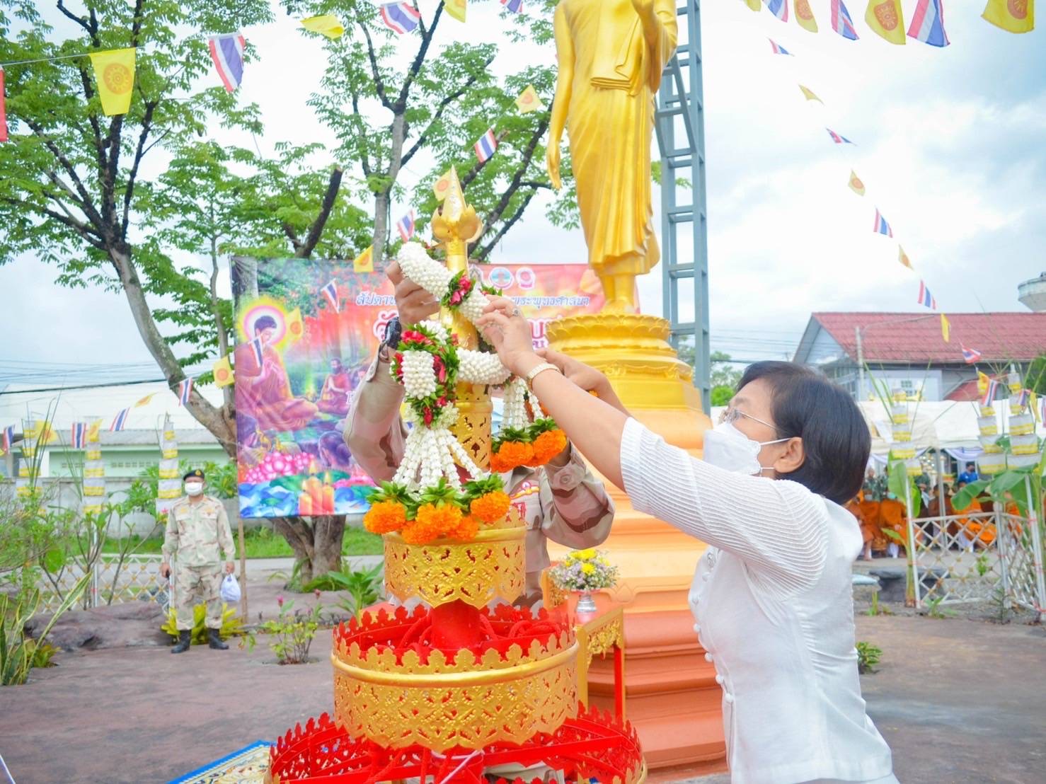 วันจันทร์ที่ 11 กรกฎาคม พ.ศ.2565 เวลา 06.30 น. นายเมธา  ตาลเหล็ก ประมงอำเภอนากลาง  ร่วมพิธีทำบุญตักบาตรและพิธียกฉัตร ติดพระอุณาโลม “ หลวงพ่อพระพุทธลีลานากลางประทานพร” พร้อมทั้งจัดงานวันอาสาฬหบูชาของอำเภอนากลาง โดยมีนางศิวพร ฉั่วสวัสดิ์ ผู้ว่าราชการจังหวัดหนองบัวลำภู เป็นประธานในพิธี      ณ บริเวณหน้าที่ว่าการอำเภอนากลาง จังหวัดหนองบัวลำภู..คลิก