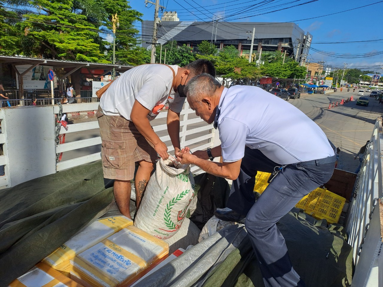 ตรวจสินค้าประมงที่นำเข้า ส่งออก ทางจุดผ่านแดนถาวรบ้านคลองลึก..คลิก