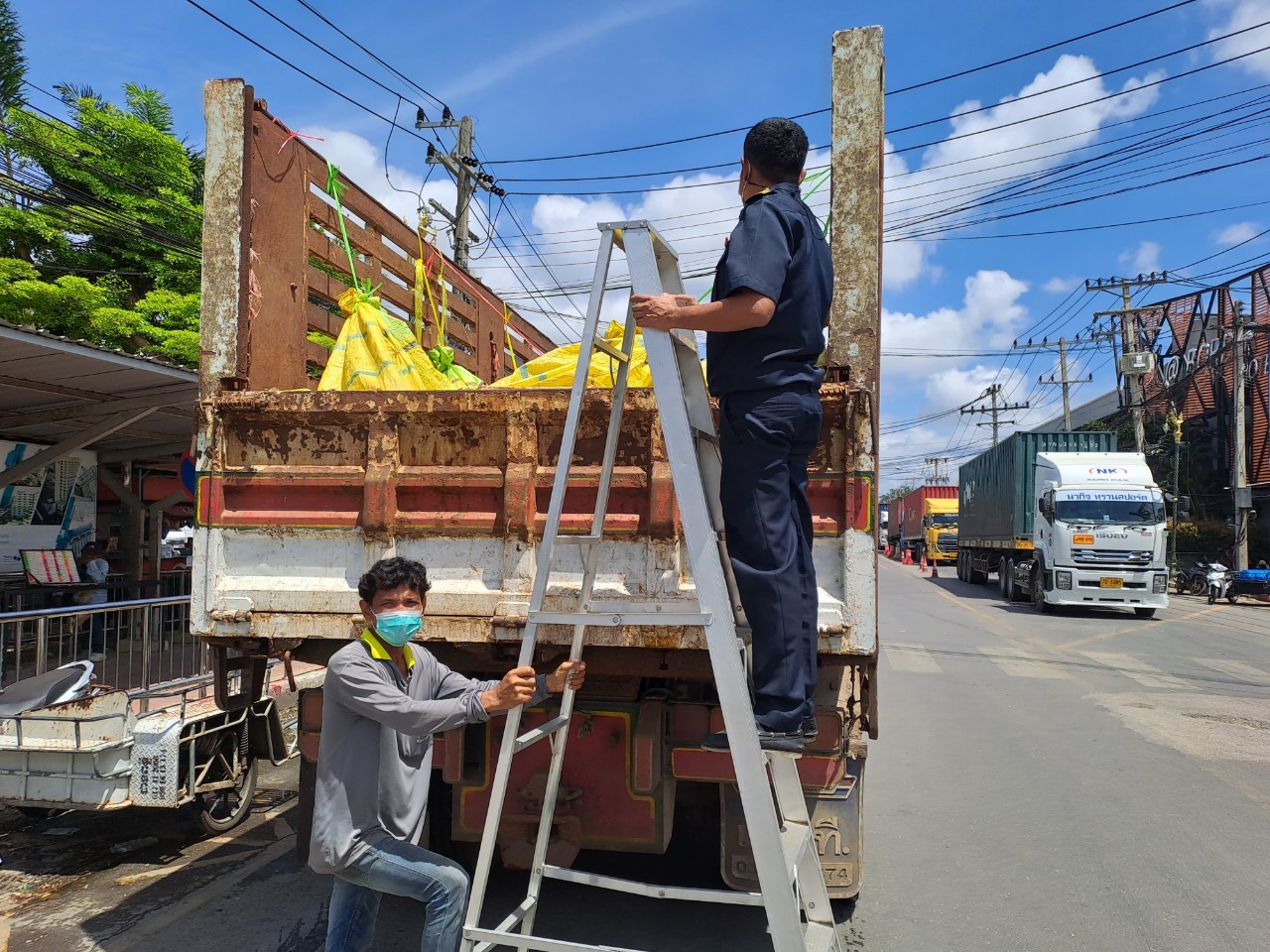 ตรวจสินค้าประมงที่นำเข้า ส่งออก ทางจุดผ่านแดนถาวรบ้านคลองลึก..คลิก