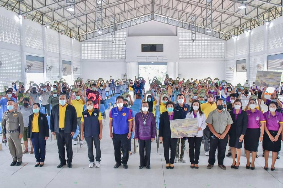 สำนักงานประมงจังหวัดพัทลุง เข้าร่วมเป็นเกียรติในงานโครงการมอบสมุดประจำตัวผู้ได้รับการคัดเลือกให้ทำกินในชุมชนตามนโยบายรัฐบาล..คลิก