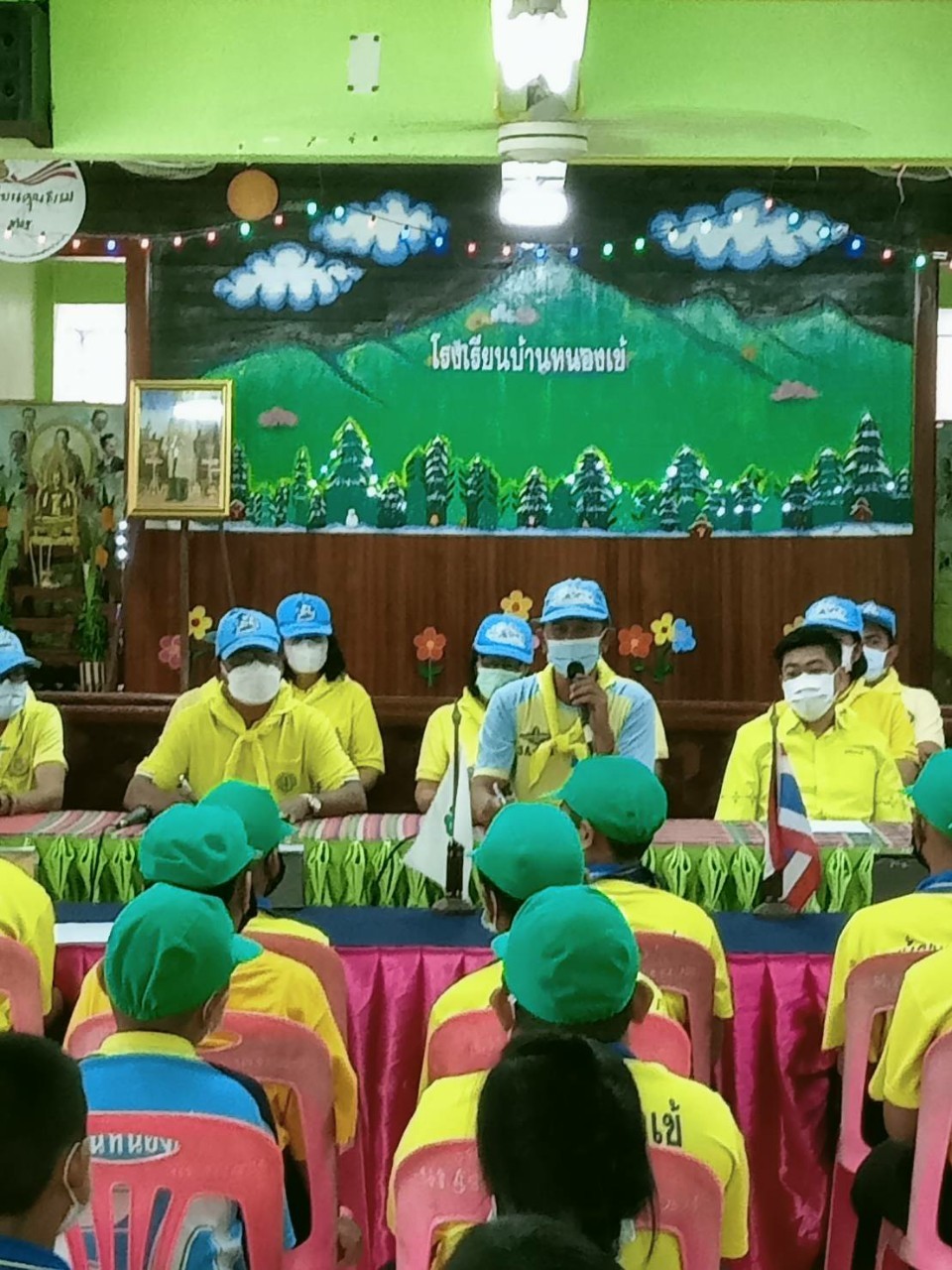 วันที่ 21 กรกฎาคม   2565  ศูนย์วิจัยและพัฒนาการเพาะเลี้ยงสัตว์น้ำจืดอุทัยธานี มอบหมายให้นายทวีสิทธิ์ ชัยรัตน์ ตำแหน่ง เจ้าพนักงานประมงปฏิบัติงาน เข้าร่วมลงพื้นที่ขับเคลื่อนการดำเนินงานโครงการคลินิกเกษตรเคลื่อนที่ในพระราชานุเคราะห์ฯร่วมกับศูนย์อำนวยการจิตอาสาพระราชทานจังหวัดเพื่อร่วมกันแก้ไขปัญหาและพัฒนาอาชีพด้านการเกษตรในพื้นที่แบบบูรณาการ ณ กลุ่มส่งเสริมอาชีพการเกษตรกลุ่มข้าวชุมชนบ้านทุ่งสำราญ ตำบลตลุกดู่ อำเภอทัพทัน และกลุ่มยุวเกษตรกรในโรงเรียนบ้านหนองเข้ ตำบลไผ่เขียว อำเภอสว่างอารมณ์