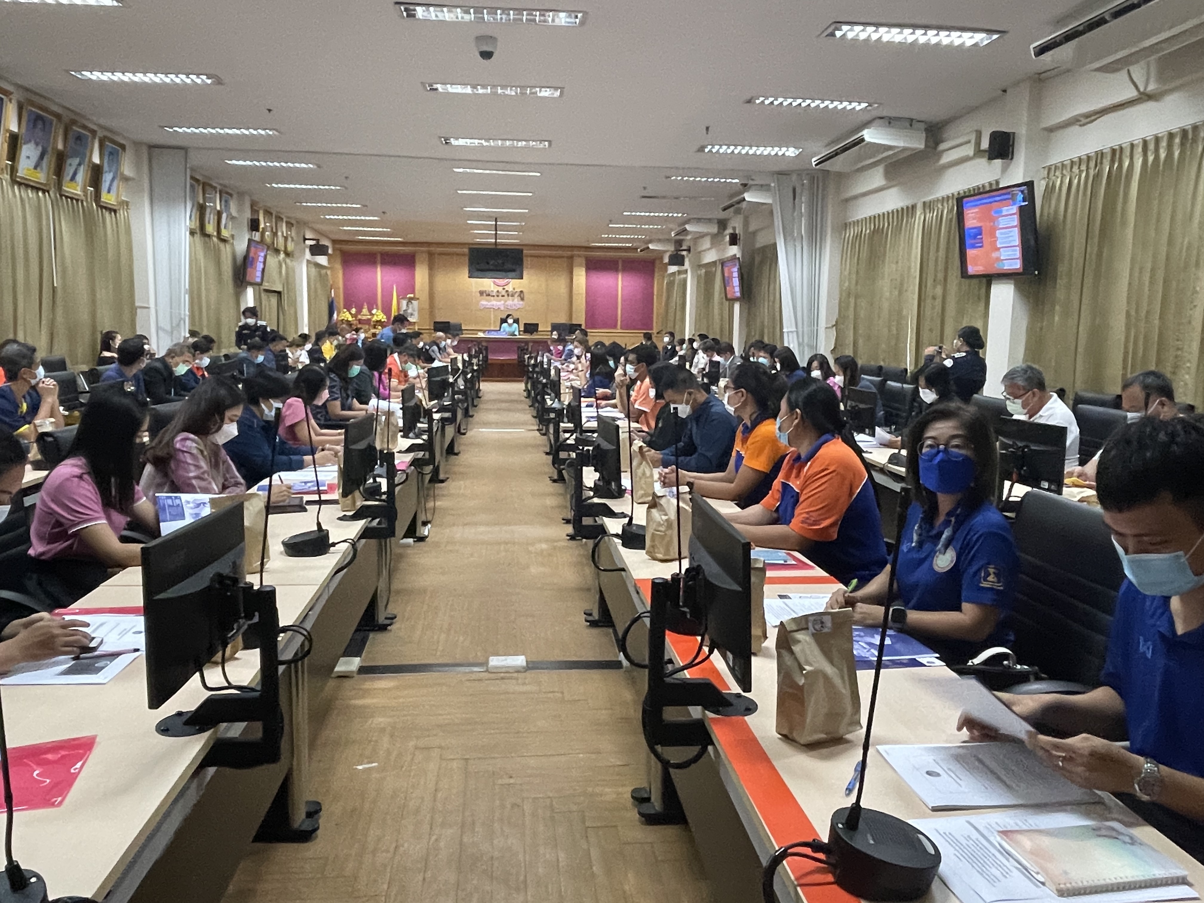 วันพฤหัสบดีที่ 21 กรกฏาคม 2565  นายบุญหลาย กุลนารัตน์ ประมงจังหวัดหนองบัวลำภู มอบหมายให้ นางถนอมขวัญ นอศรี หัวหน้ากลุ่มบริหารและยุทธศาสตร์ และเจ้าหน้าที่สำนักงานประมงจังหวัดหนองบัวลำภูเข้าร่วมประชุมเชิงปฏิบัติการจังหวัดขยายผลในการเฝ้าระวังป้องกันการทุจริตเชิงรุก โดยมีนางศิวพร ฉั่วสวัสดิ์ ผู้ว่าราชการจังหวัดหนองบัวลำภูเป็นประธานในการประชุม ณ ห้องประชุมภูพานคำ ชั้น 4 ศาลากลางจังหวัดหนองบัวลำภู..คลิก