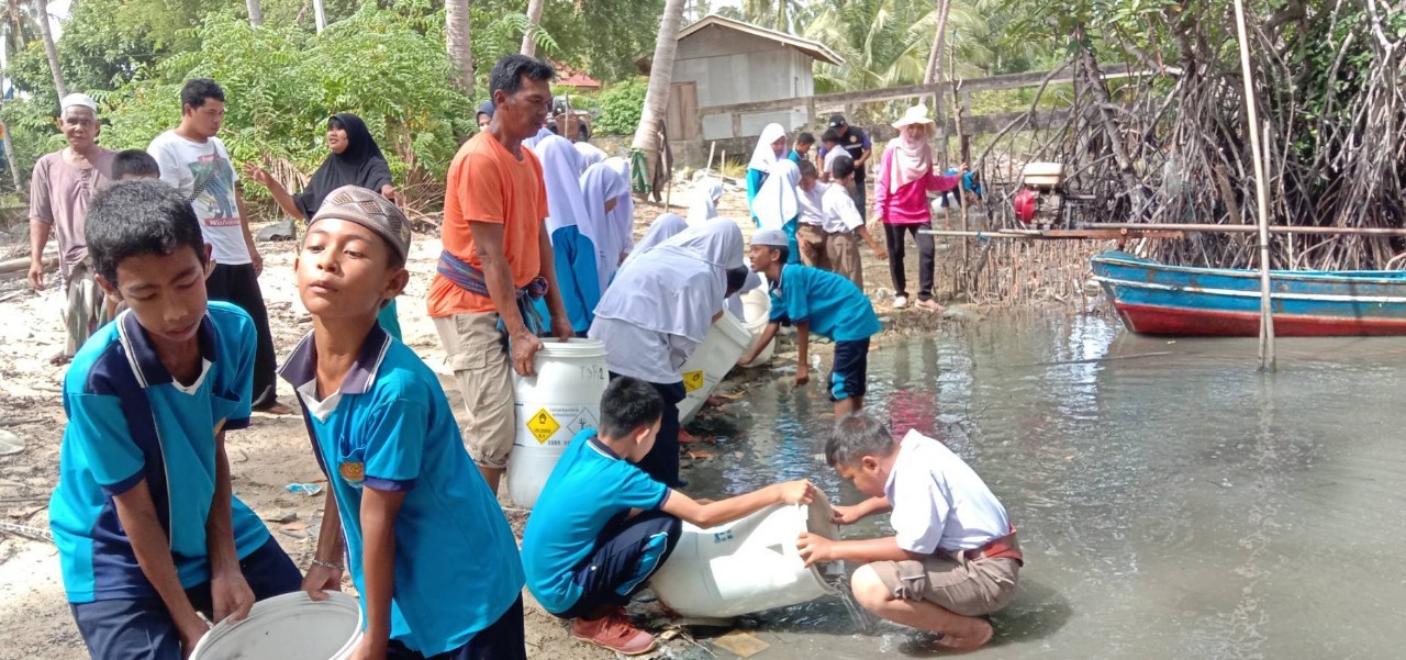 กิจกรรมปล่อยพันธุ์กุ้งกุลาดำ จำนวน 100,000 ตัว บริเวณบ้านตะโละสะมีแล อ.ยะหริ่ง จ.ปัตตานี..คลิก