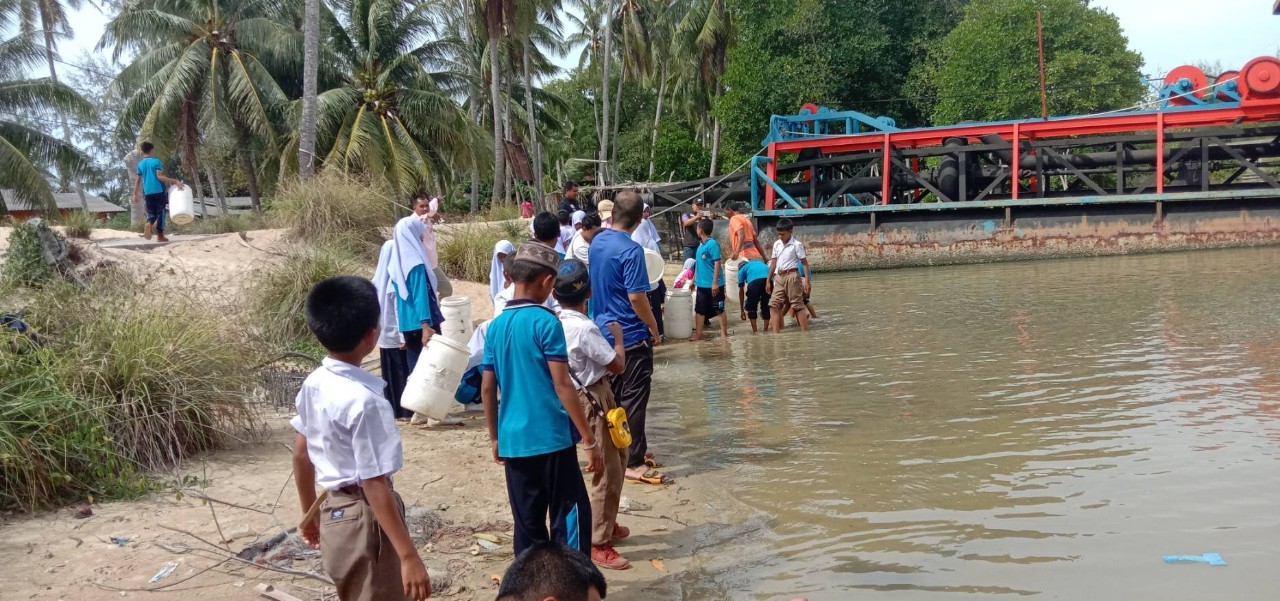 กิจกรรมปล่อยพันธุ์กุ้งกุลาดำ จำนวน 100,000 ตัว บริเวณบ้านตะโละสะมีแล อ.ยะหริ่ง จ.ปัตตานี