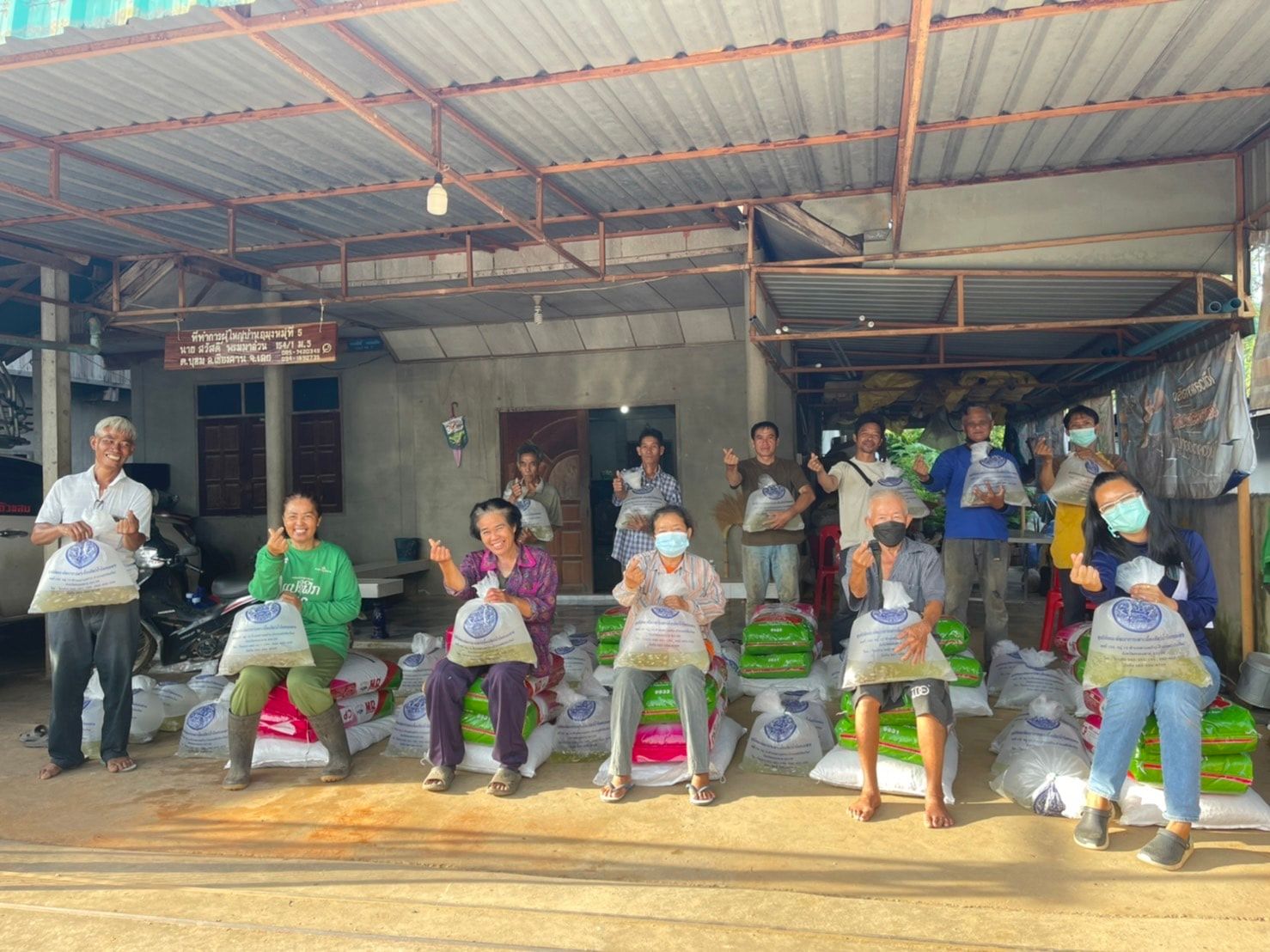 วันอังคาร ที่ 26 กรกฎาคม 2565 ศูนย์วิจัยและพัฒนาการเพาะเลี้ยงสัตว์น้ำจืดหนองคาย  ร่วมกับสำนักงานประมงจังหวัดเลย มอบปัจจัยการผลิต แก่เกษตรกรที่เข้าร่วมโครงการส่งเสริมเกษตรเชิงรุกด้านประมง (Zoning by Agri-Map) ในพื้นที่ อำเภอเชียงคาน และอำเภอท่าลี่ จังหวัดเลย จำนวน 20 ราย ปัจจัยที่มอบได้แก่ ปลาตะเพียนขาว ขนาด 3-5 เซนติเมตร รายละ 1,600 ตัว อาหารปลากินพืช 18% โปรตีน รายละ 1 กระสอบ อาหารปลากินพืช 15.5% โปรตีน รายละ 1 กระสอบ มูลไก่อัดเม็ด รายละ 30 กิโลกรัม ในการมอบปัจจัยการผลิตในครั้งนี้ได้รับความร่วมมือจากเกษตรกรที่เข้าร่วมโครงการทุกรายเป็นอย่างดี