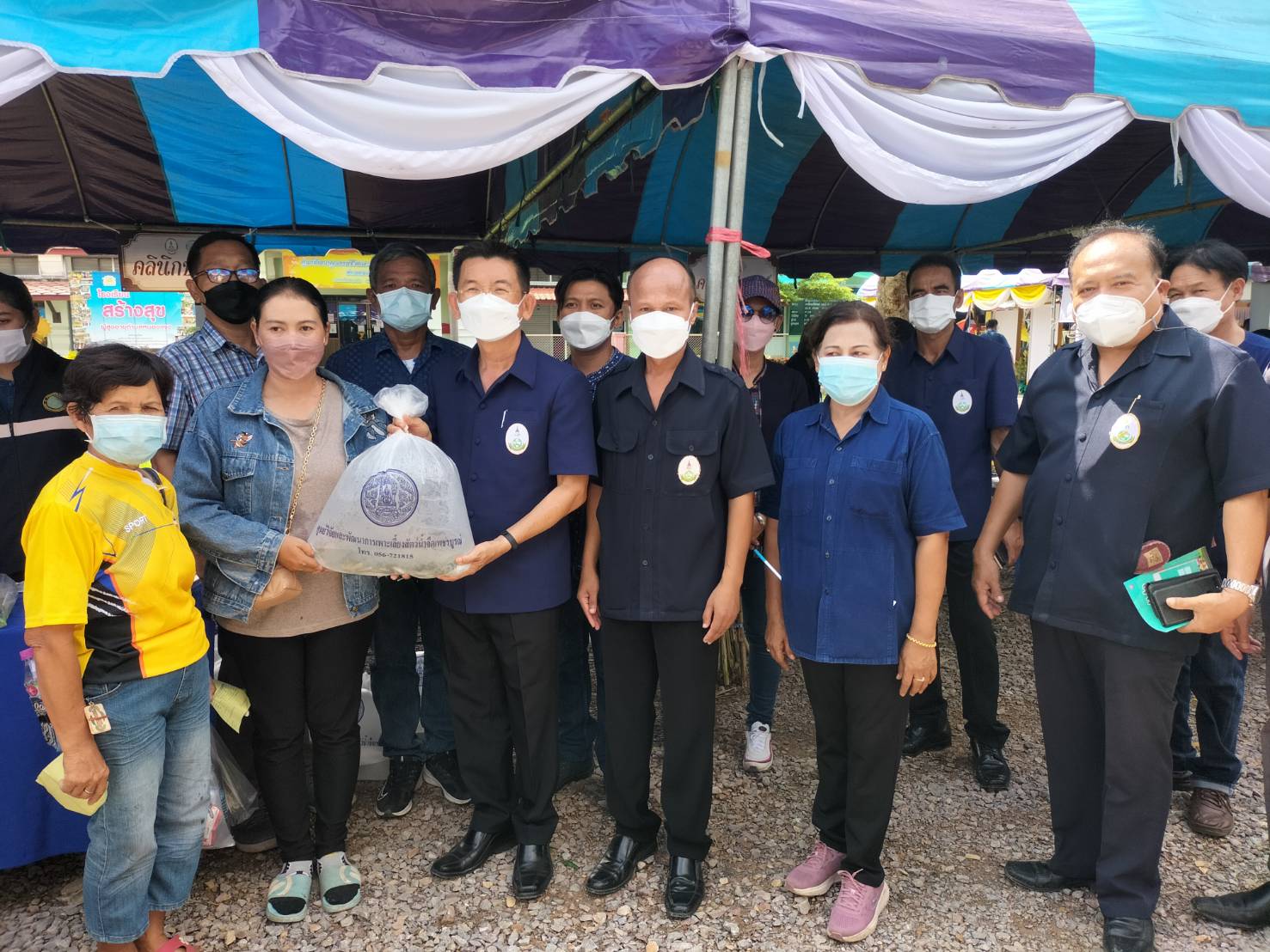 ออกให้บริการ “คลินิกประมง” ตามโครงการคลินิกเกษตรเคลื่อนที่ในพระราชานุเคราะห์ สมเด็จพระบรมโอรสาธิราชฯ สยามมกุฎราชกุมาร เฉลิมพระเกียรติ เนื่องในโอกาสที่ทรงเจริญพระชนมพรรษา 70 พรรษา วันที่ 28 กรกฎาคม 2565