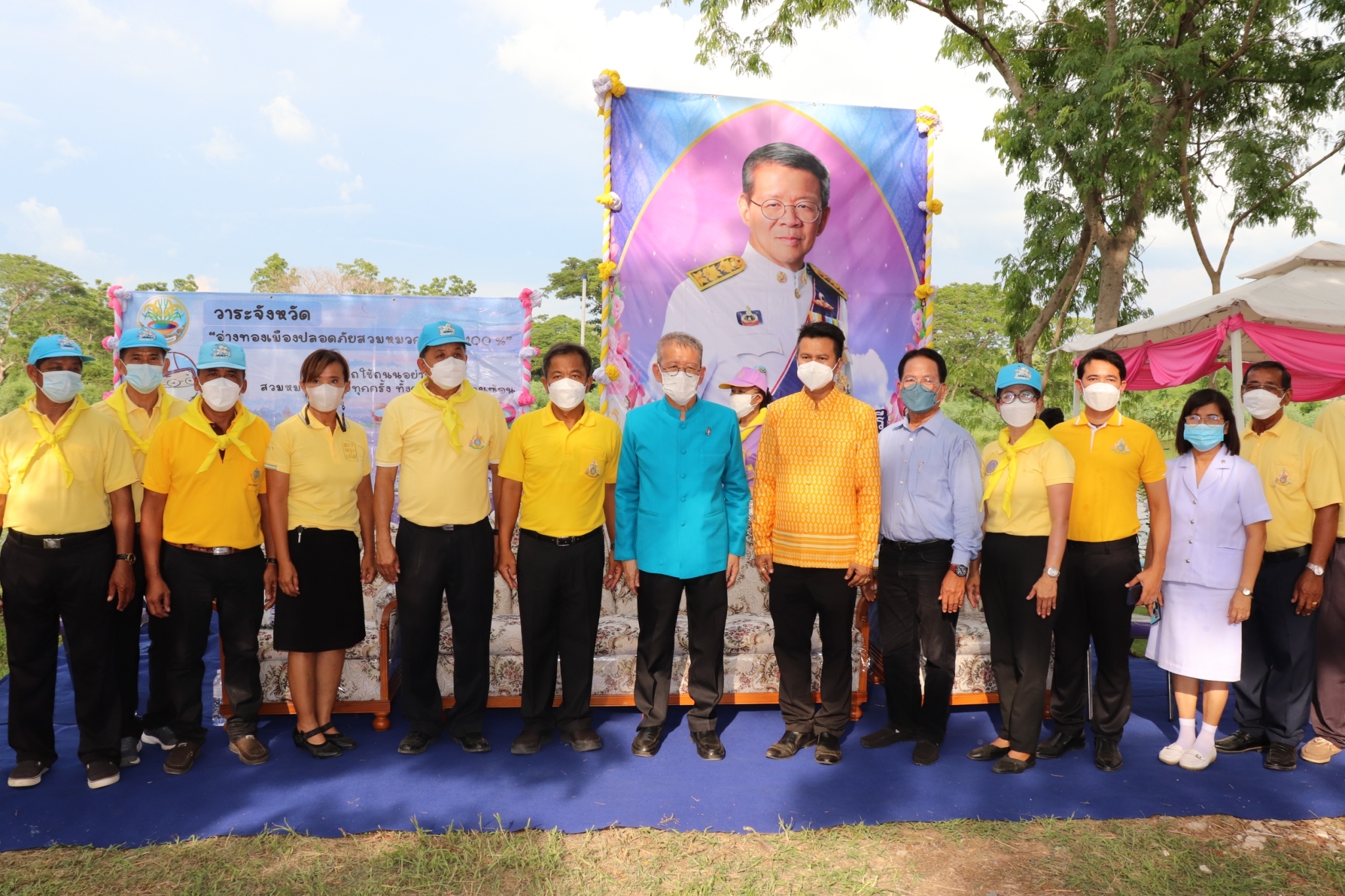 ศูนย์ฯ อ่างทอง ร่วมกับเทศบาลตำบลเพชรเมืองทอง อ. แสวงหา จัดกิจกรรมปล่อยปลาเฉลิมพระเกียรติ เนื่องในโอกาสพระราชพิธีมหามงคลวันเฉลิมพระชนมพรรษาพระบาทสมเด็จพระเจ้าอยู่หัว 70 พรรษา จำนวน 104,000 ตัว..คลิก