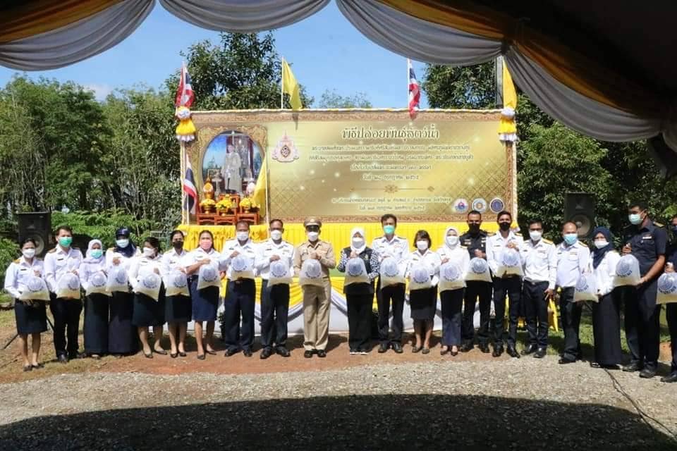 วันที่ 27 กรกฎาคม 2565 : นายซุลกีฟลี ลติฟีปุตรา ผู้อำนวยการศูนย์บริหารจัดการด่านตรวจประมงเขต 9 (สตูล) พร้อมด้วยนายปรเมศร์ เหย็บหนุด หัวหน้าศูนย์ควบคุมการแจ้งเรือเข้าออกปากบารา และนางสาวบัสรอ บูเก็ม หัวหน้าสำนักงานตรวจประมงสตูล ได้เข้าร่วมกิจกรรมปล่อยพันธุ์สัตว์น้ำเนื่องในวันเฉลิมพระชนมพรรษาพระบาทสมเด็จพระปรเมนทรรามาธิบดีศรีสินทรมหาวชิราลงกรณ พระวชิรเกล้าเจ้าอยู่หัว..คลิก