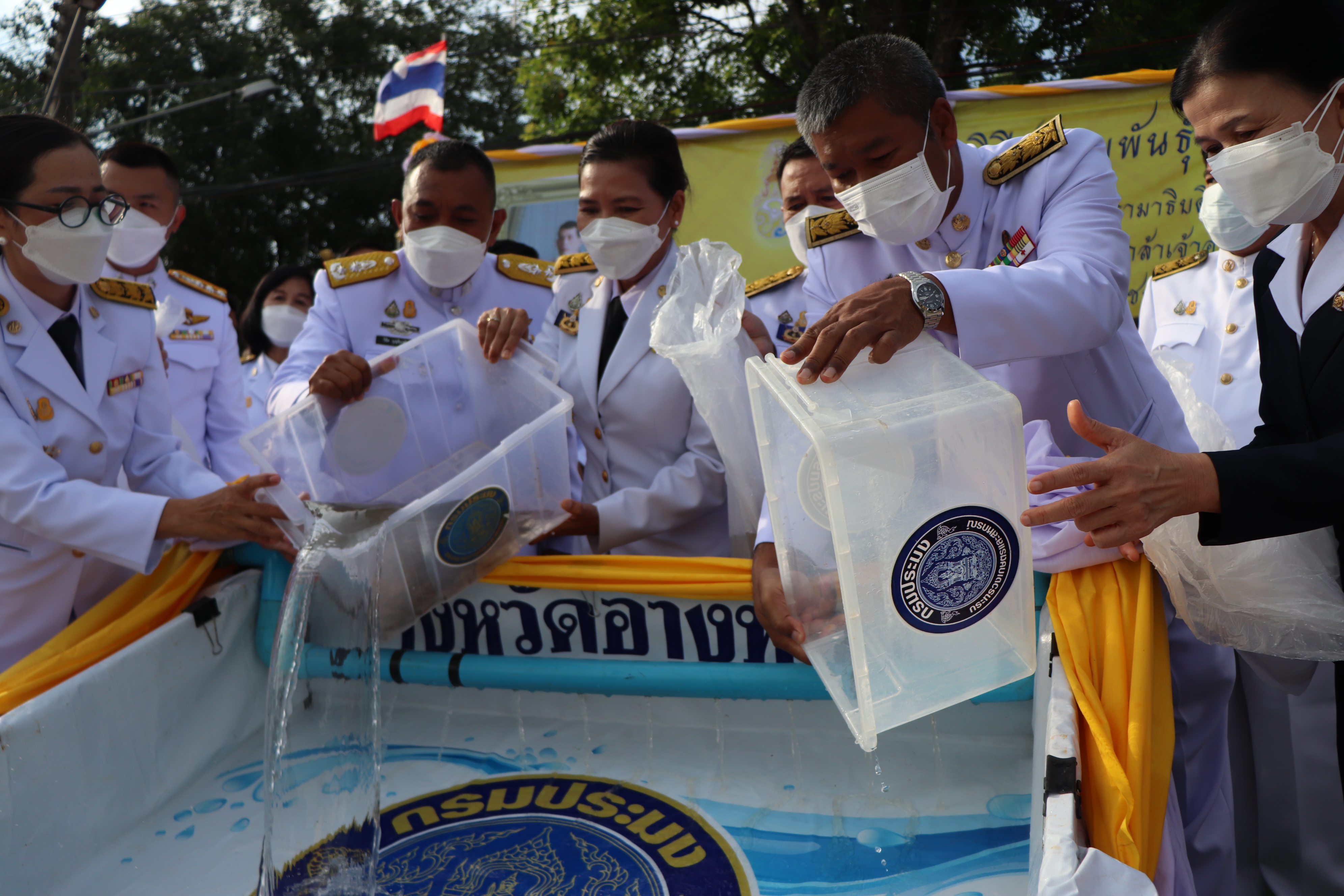 ศูนย์ฯ อ่างทอง ร่วมพิธีทำบุญตักบาตรถวายพระราชกุศล ปล่อยพันธุ์สัตว์น้ำ จำนวน 300,000 ตัว และพิธีถวายสัตย์ปฏิญาณเพื่อเป็นข้าราชการที่ดีและพลังของแผ่นดิน ในกิจกรรมเฉลิมพระเกียรติพระบาทสมเด็จพระเจ้าอยู่หัว เนื่องในโอกาสวันเฉลิมพระชนมพรรษา 28 กรกฎาคม 2565..คลิก