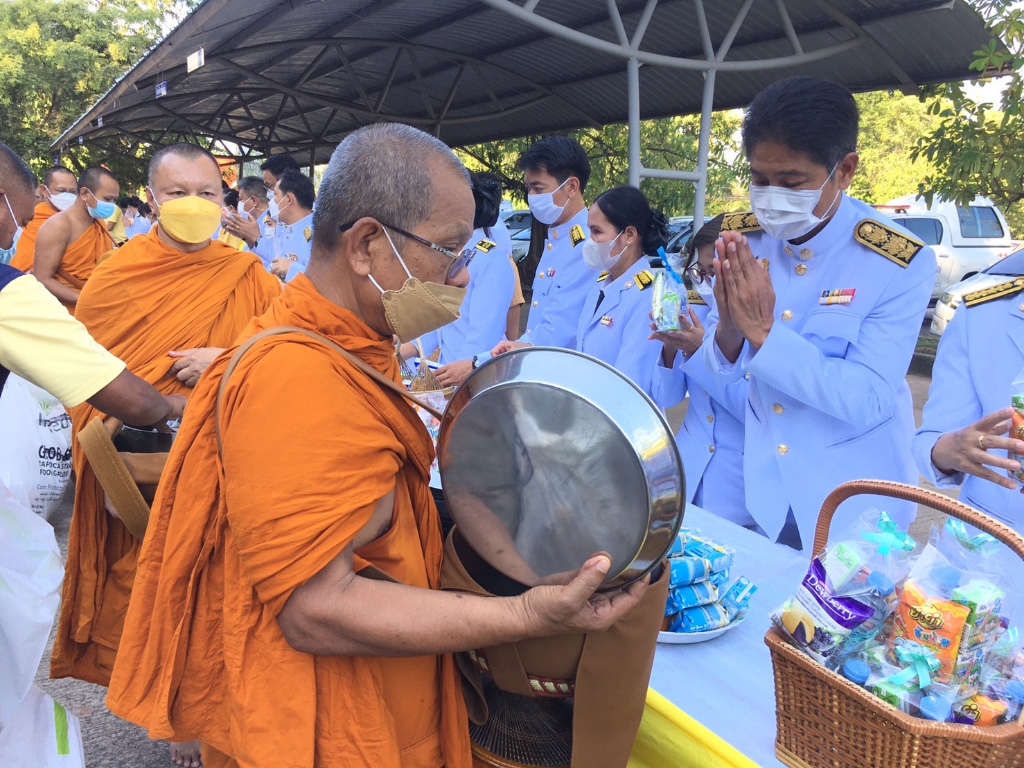 วันที่ 28 กรกฎาคม 2565 เวลา 07.00 น. นายบุญหลาย  กุลนารัตน์  ประมงจังหวัดหนองบัวลำภู พร้อมด้วย นางสาวกมล โอษฐสัตย์ เจ้าพนักงานธุรการชำนาญงาน และ ธีราภรณ์ บุญกว้าง เจ้าหน้าที่บันะทึกข้อมูล ร่วมพิธีทำบุญตักบาตรถวายพระราชกุศล  พระบาทสมเด็จพระเจ้าอยู่หัว เนื่องในโอกาสวันเฉลิมพระชนมพรรษา วันที่ 28 กรกฎาคม 2565 ณ หอประชุมอนาลโย ศูนย์ราชการจังหวัดหนองบัวลำภู..คลิก