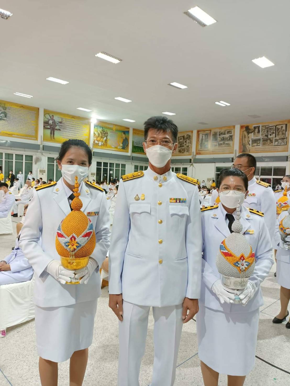 นายธนดล นวลจันทร์ หัวหน้ากลุ่มพัฒนาและส่งเสริมอาชีพการประมง รักษาราชการแทนประมงจังหวัดศรีสะเกษ พร้อมด้วยนางสาวขจีรัตน์ อินทา เจ้าพนักงานธุรการ และนางสาวสุจิตราภรณ์ ไพฑูรย์ เจ้าหน้าที่ธุรการ ร่วมพิธีถวายเครื่องราชสักการะและวางพานพุ่ม และพิธีถวายพระพรชัยมงคล..คลิก
