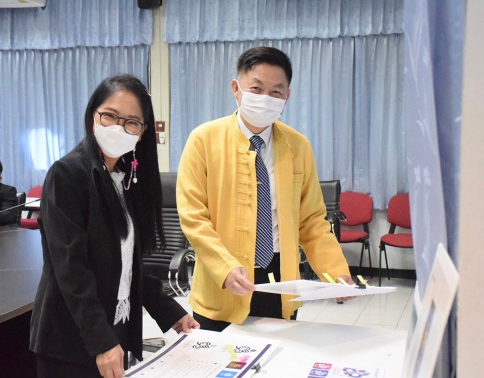 นายถาวร ทันใจ รองอธิบดีกรมประมง พร้อมด้วยคณะกรรมการตัดสินผลงานการประกวดออกแบบตราสัญลักษณ์ (โลโก้) เนื่องในโอกาสครบรอบวันสถาปนากรมประมงปีที่ 96 ฯ ร่วมตัดสินผลงานที่ส่งเข้าประกวด..คลิก