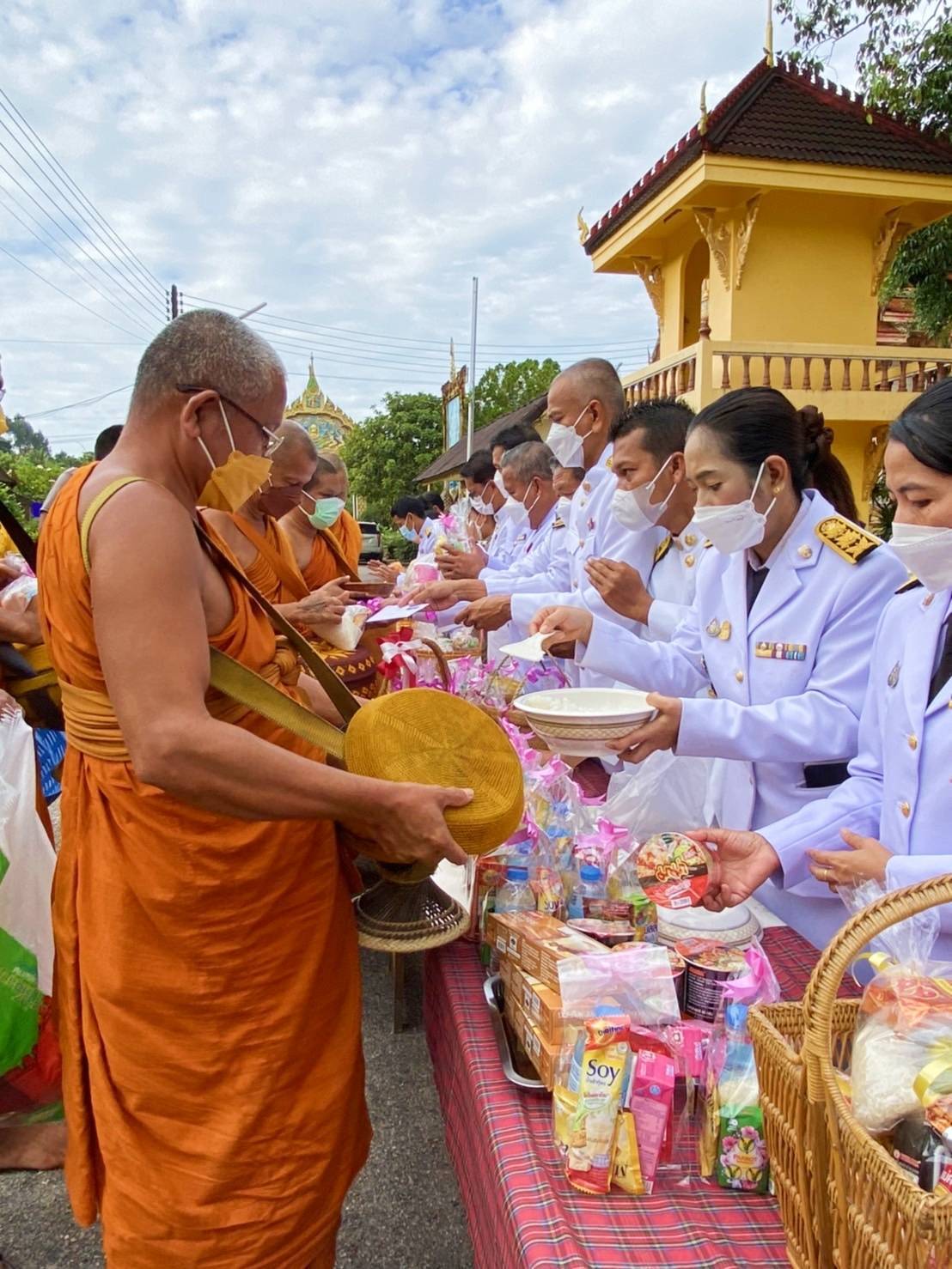 ประมงอำเภอเขาชัยสน เข้าร่วมพิธีตักบาตร ถวายเป็น พระราชกุศล เนื่องในโอกาสวันเฉลิมพระชนมพรรษา