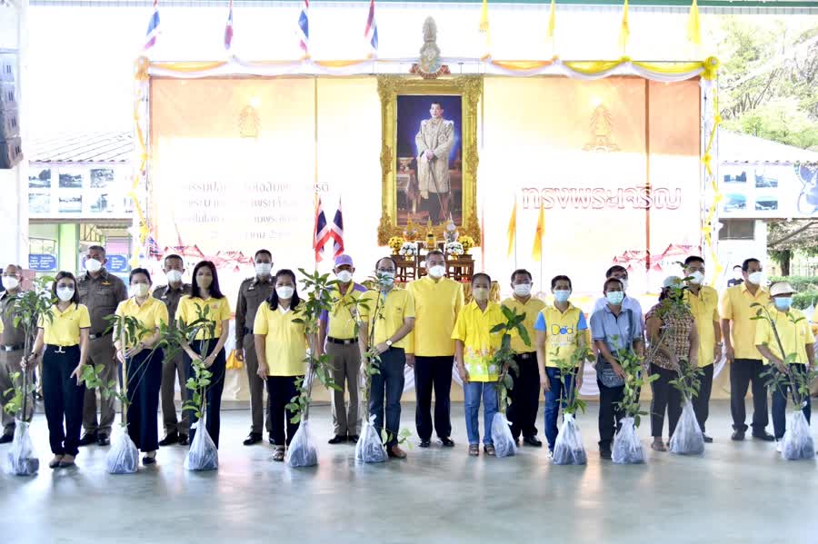 พิธีปลูกต้นไม้เฉลิมพระเกียรติ พระบาทสมเด็จพระเจ้าอยู่หัว เนื่องในวันเฉลิมพระชนมพรรษา ณ วัดหนองกระโดน ตำบลบ้านยาง อำเภอเมืองนครปฐม..คลิก