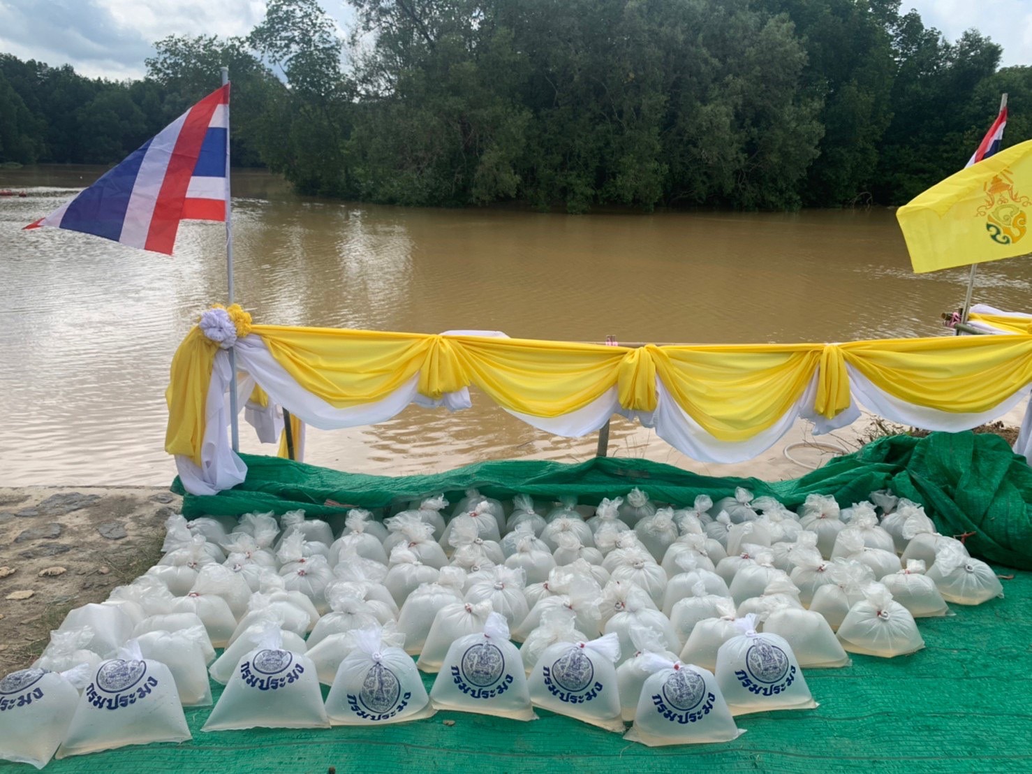 พิธีปล่อยพันธุ์สัตว์น้ำ เนื่องในวันเฉลิมพระชนมพรรษาเฉลิมพระเกียรติพระบาทสมเด็จพระเจ้าอยู่หัว