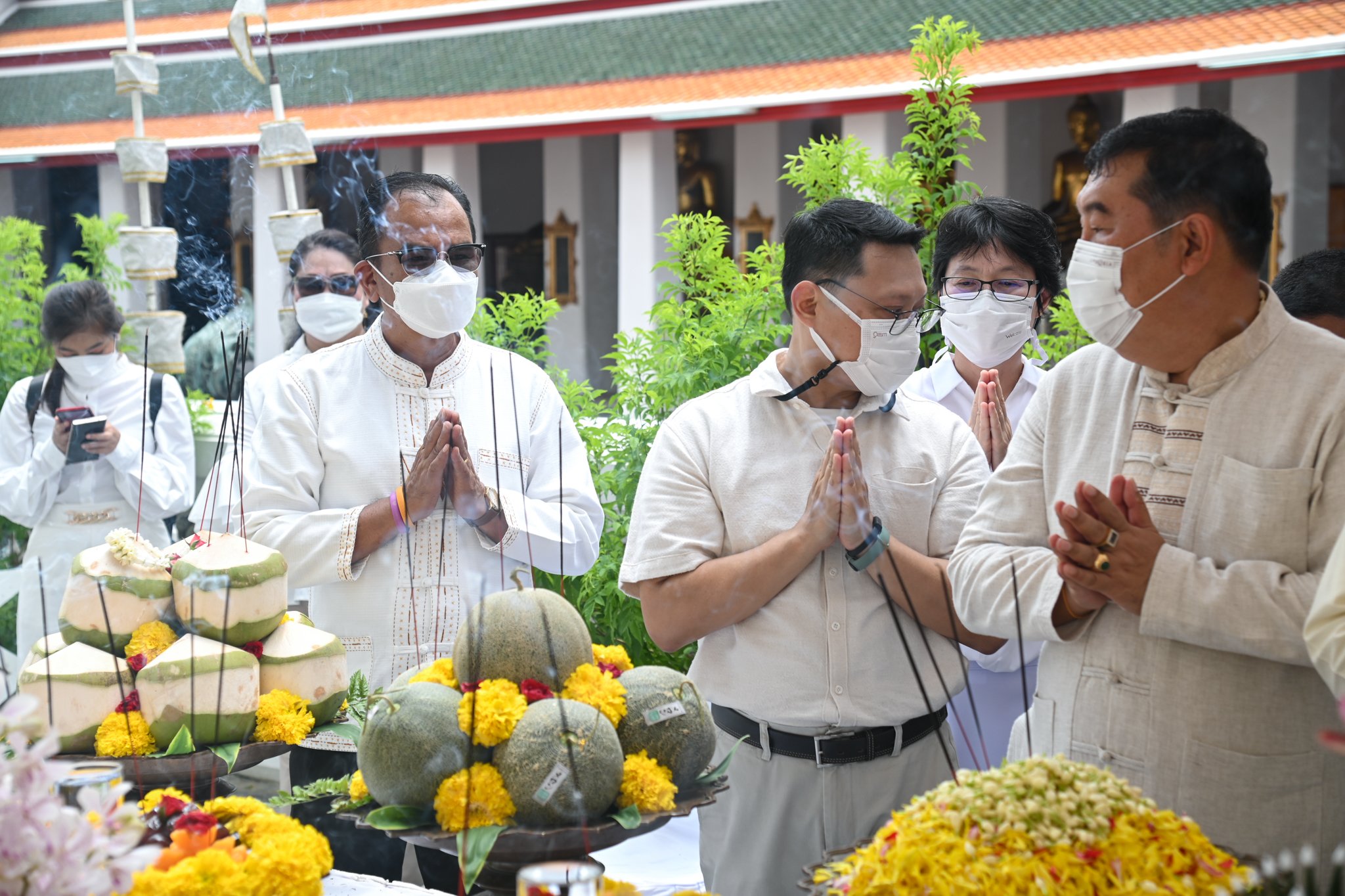 นายเฉลิมชัย สุวรรณรักษ์ อธิบดีกรมประมง พร้อมด้วย นายมานพ หนูสอน รองอธิบดีกรมประมง เข้าร่วมพิธีมหาพุทธาภิเษกพระพุทธรูปปางขอฝนประทับยืน (พระปางคันธาราษฎร์) รูปหล่อลอยองค์และเหรียญทรงพิมพ์ 25 พุทธศตวรรษ เนื่องในโอกาสกระทรวงเกษตรและสหกรณ์สถาปนาครบรอบ 130 ปี..คลิก