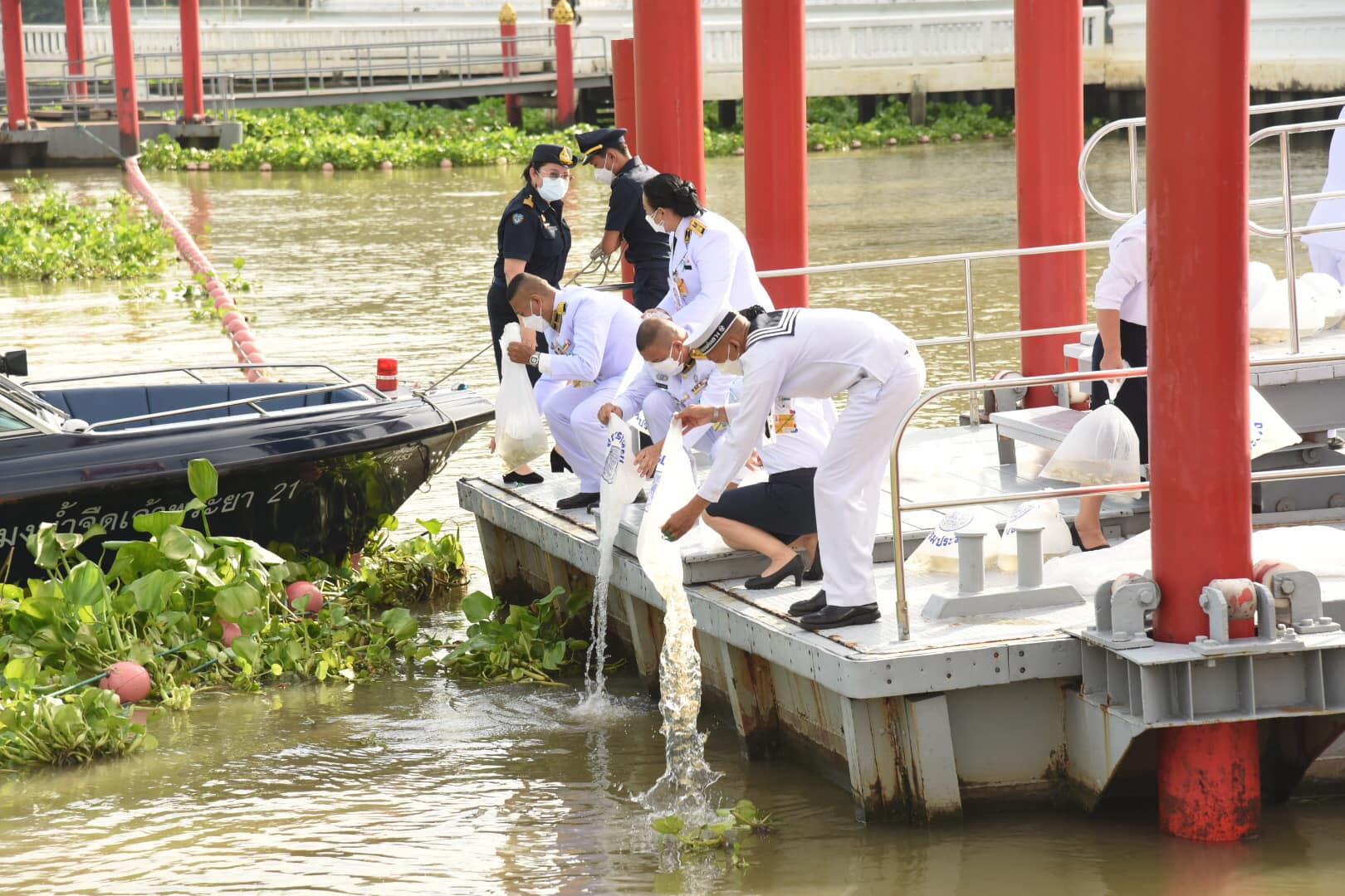 พระบาทสมเด็จพระเจ้าอยู่หัว ทรงพระกรุณาโปรดเกล้าโปรดกระหม่อมให้ พลเอก สุรยุทธ์ จุลานนท์ ประธานองคมนตรี เป็นผู้แทนพระองค์ ไปในการบำเพ็ญพระราชกุศลปล่อยพันธุ์สัตว์น้ำ..คลิก
