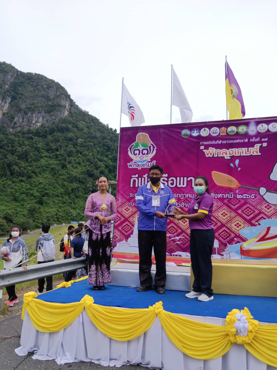 ประมงอำเภอตะโหมด ร่วมมอบโล่รางวัล(ประเภทเรือพาย) นักกีฬาดีเด่น และผู้ฝึกสอนดีเด่น ประเภทเรือแคนู ในการแข่งขันกีฬาเยาวชนแห่งชาติ ครั้งที่ 37
