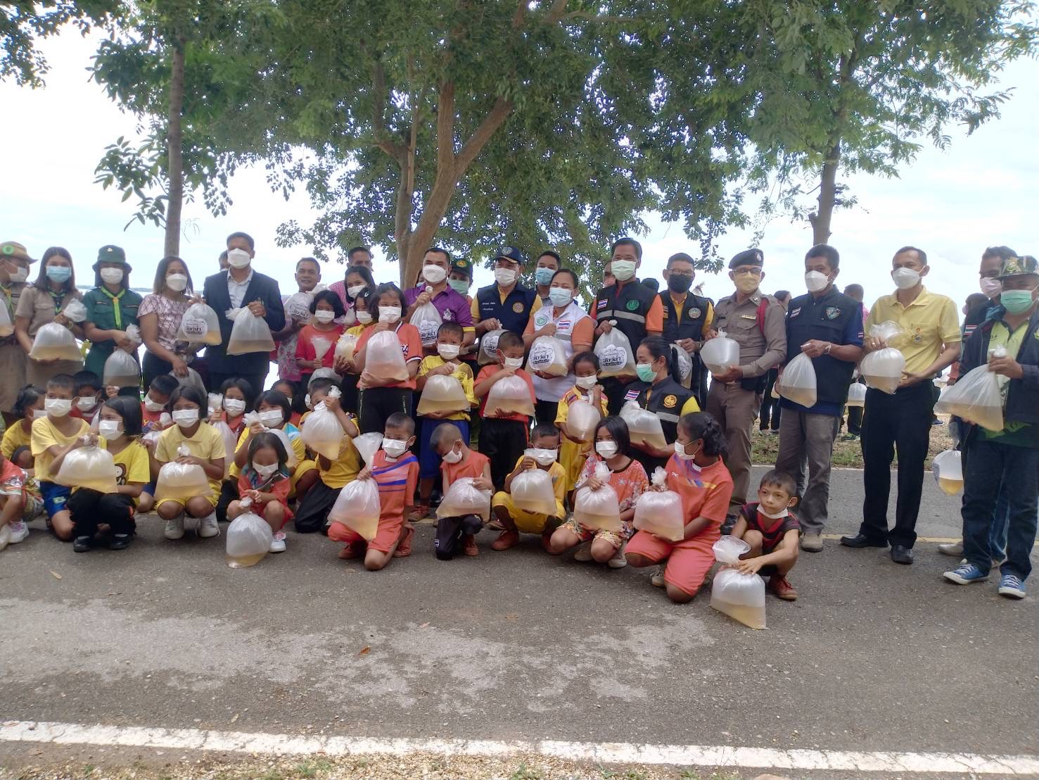 ประมงอำเภอปากพะยูน ร่วมปล่อยพันธุ์กุ้งก้ามเพื่อสร้างความอุดมสมบูรณ์ให้กับทะเลสาบสงขลา พื้นที่อำเภอปากพะยูน..คลิก