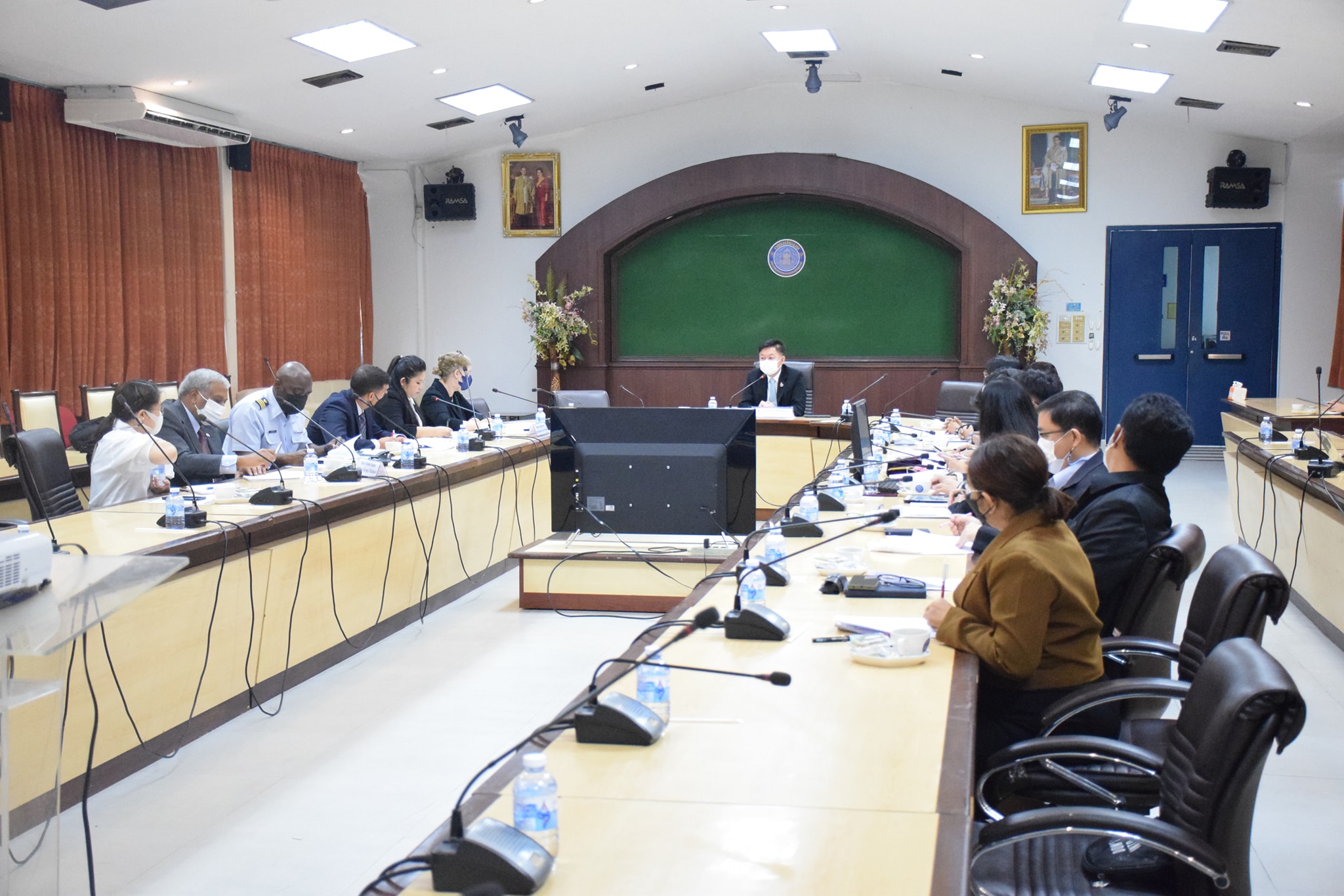 นายถาวร ทันใจ รองอธิบดีกรมประมง ให้การต้อนรับคณะทำงานจาก Defense Institute of International Legal Studies (DIILS) ที่ขอเข้าพบเพื่อแนะนำหน่วยงานและภารกิจของหน่วยงาน ตลอดจน หารือเกี่ยวกับขอบเขตความร่วมมือที่เกี่ยวข้องทางด้านกฎหมายของไทยระหว่าง DIILS กับกรมประมงในอนาคต