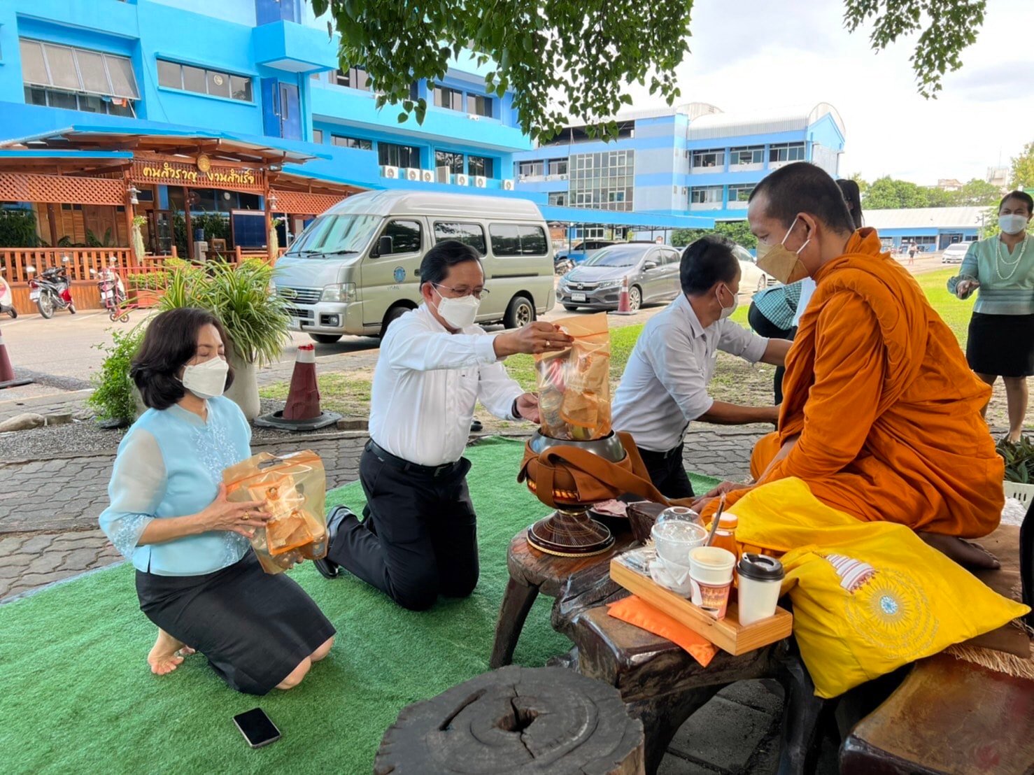 วันพุธที่ 10 สิงหาคม พ.ศ. 2565  เวลา 08.00 น. ณ บริเวณลานโพธิ์  กรมประมง  นายเฉลิมชัย สุวรรณรักษ์ อธิบดีกรมประมง พร้อมด้วย นายบัญชา  สุขแก้ว รองอธิบดีกรมประมง และนายถาวร ทันใจ รองอธิบดีกรมประมง พร้อมคณะผู้บริหารกรมประมง ตลอดจนเจ้าหน้าที่กรมประมง ร่วมกิจกรรมทำบุญใส่บาตร ข้าวสารอาหารแห้ง และสิ่งของ..คลิก