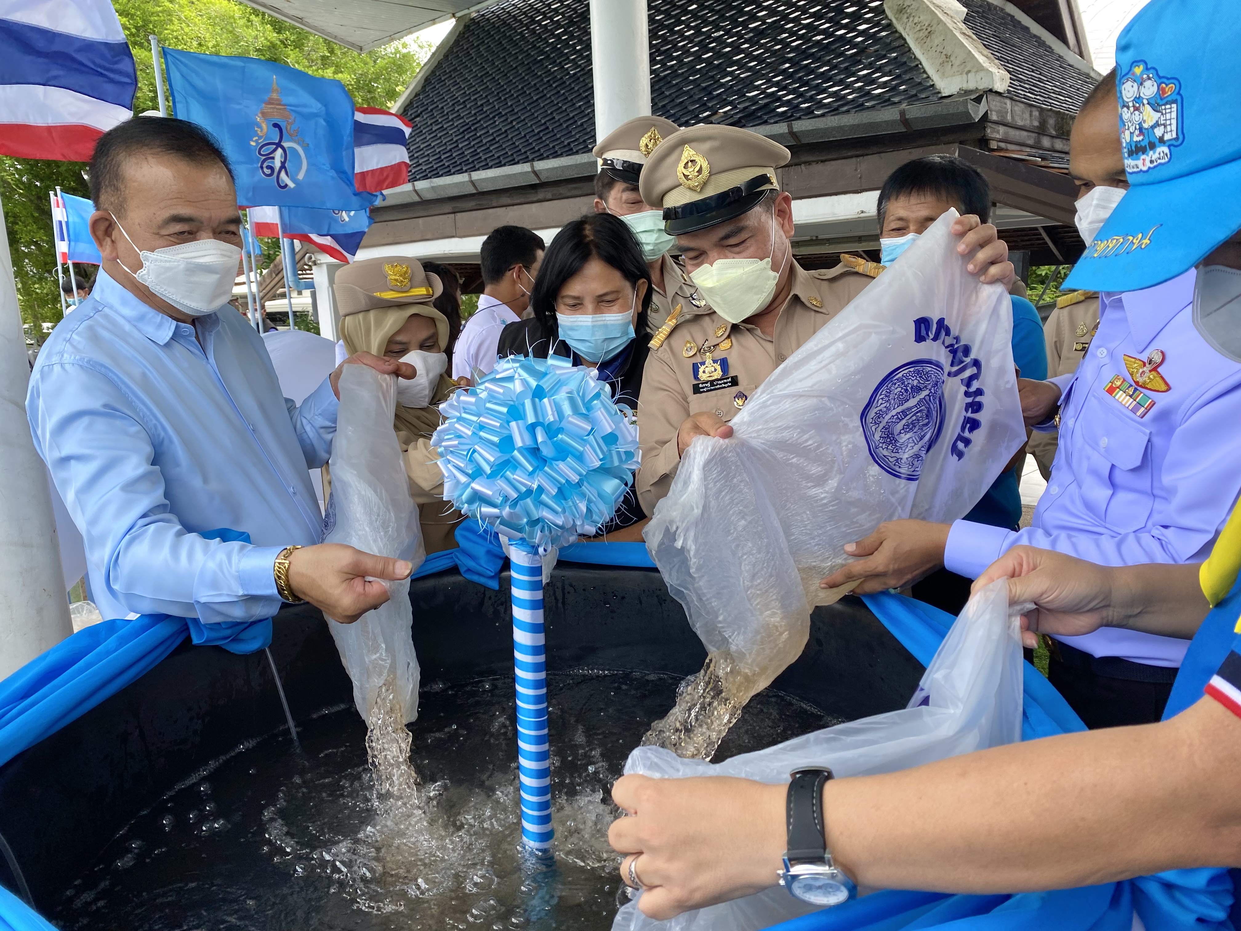 สำนักงานประมงจังหวัดภูเก็ตร่วมกับหน่วยงานในสังกัดกรมประมงจังหวัดภูเก็ต และเทศบาลตำบลวิชิต จัดกิจกรรมปล่อยพันธุ์สัตว์น้ำ เนื่องในวันเฉลิมพระชนมพรรษาสมเด็จพระนางเจ้าสิริกิติ์ พระบรมราชินีนาถ พระบรมราชชนนีพันปีหลวง..คลิก