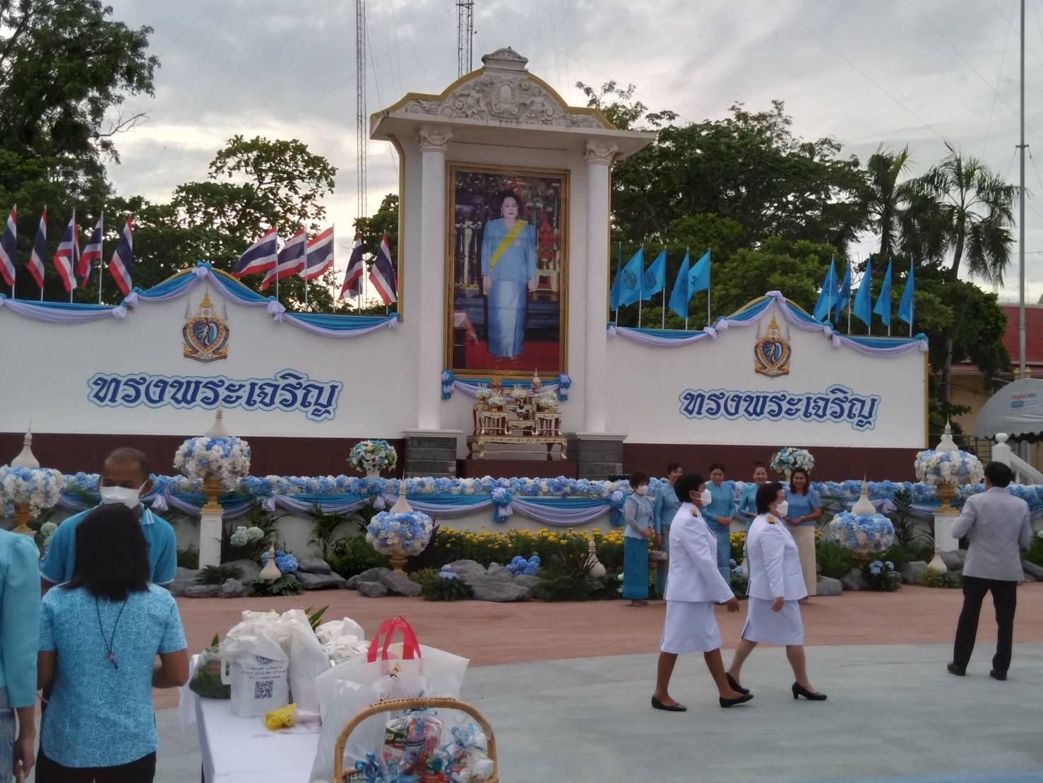 เข้าร่วมพิธีทำบุญตักบาตรถวายพระราชกุศล เนื่องในโอกาสวันเฉลิมพระชนมพรรษา สมเด็จพระนางเจ้าสิริกิติ์ พระบรมราชินีนาถ พระบรมราชชนนีพันปีหลวง  ณ ลานรัฐพิธี ศาลากลางจังหวัดเพชรบุรี..คลิก