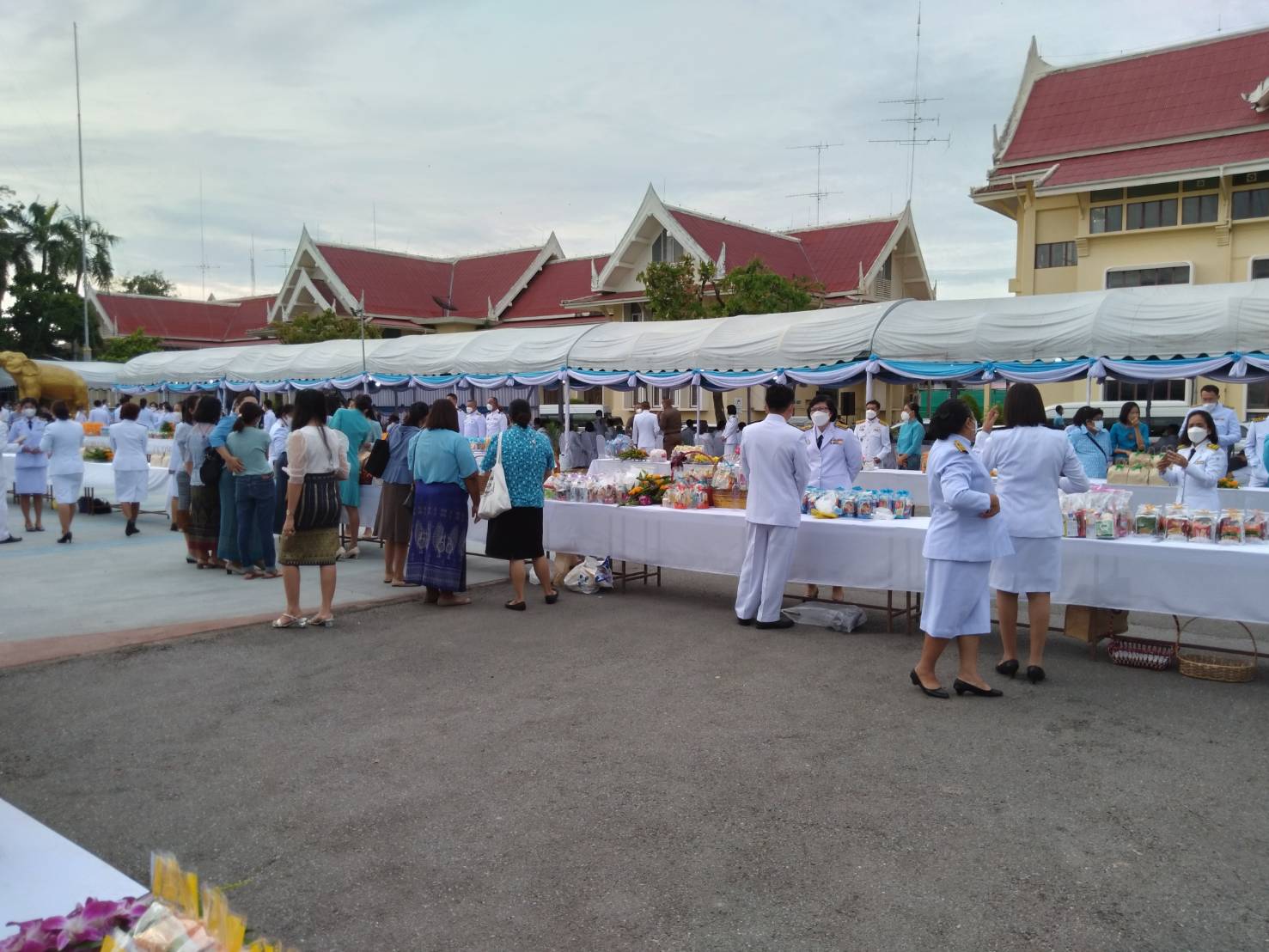 เข้าร่วมพิธีทำบุญตักบาตรถวายพระราชกุศล เนื่องในโอกาสวันเฉลิมพระชนมพรรษา สมเด็จพระนางเจ้าสิริกิติ์ พระบรมราชินีนาถ พระบรมราชชนนีพันปีหลวง  ณ ลานรัฐพิธี ศาลากลางจังหวัดเพชรบุรี