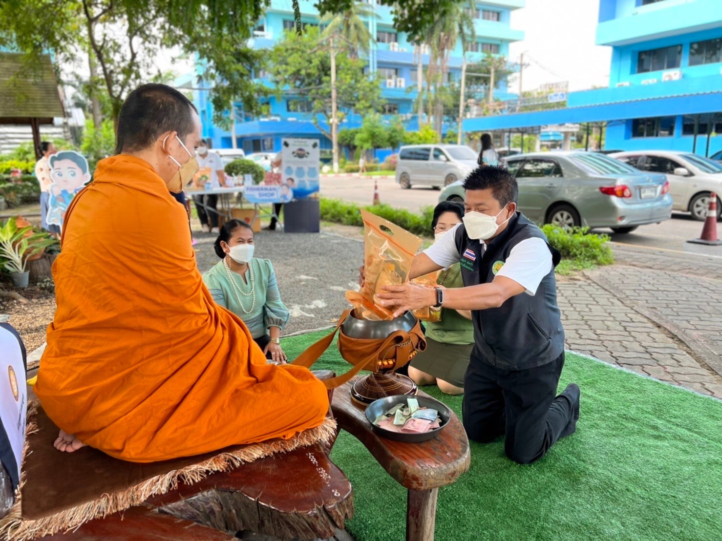 นายเฉลิมชัย สุวรรณรักษ์ อธิบดีกรมประมง พร้อมด้วย นายบัญชา สุขแก้ว รองอธิบดีกรมประมง และนายถาวร ทันใจ รองอธิบดีกรมประมง พร้อมคณะผู้บริหารกรมประมง ตลอดจนเจ้าหน้าที่กรมประมง ร่วมกิจกรรมทำบุญใส่บาตร ข้าวสารอาหารแห้ง และสิ่งของ