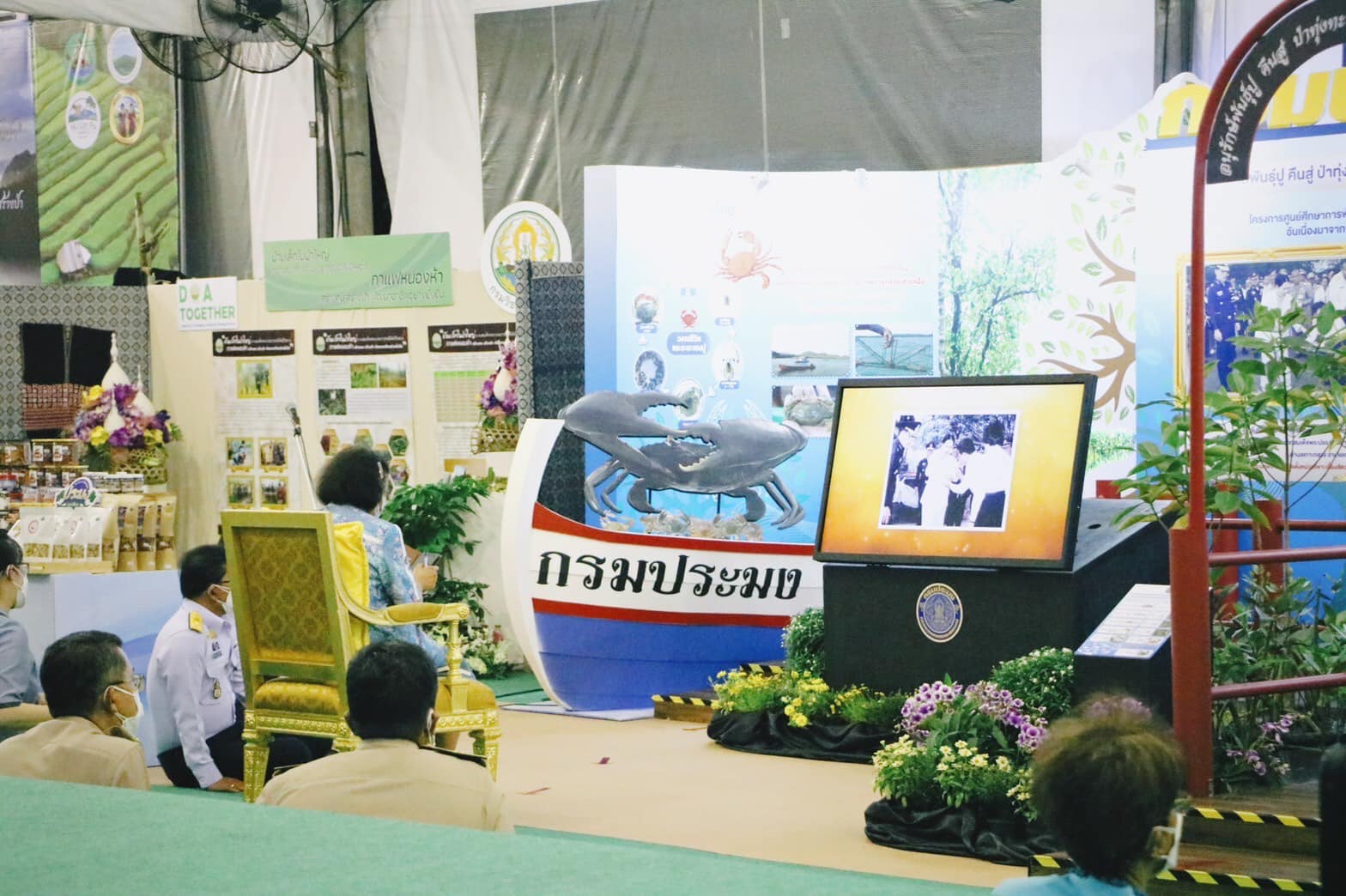 ๑๓ สิงหาคม ๒๕๖๕ เปิดงานสีสรรพรรณไม้ เทิดไท้บรมราชินีนาถฯ