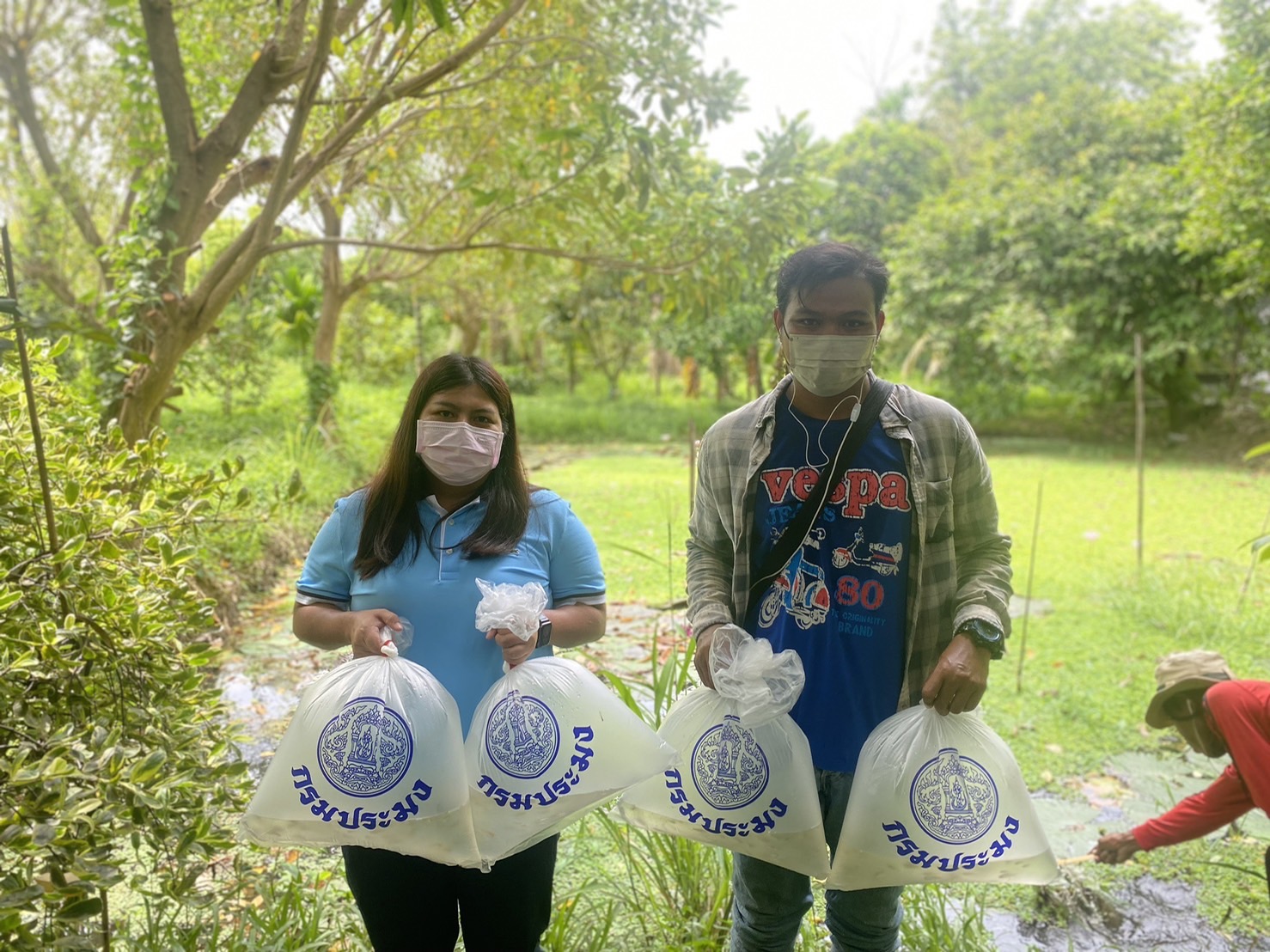 (อ.บางกรวย) มอบพันธุ์สัตว์น้ำให้เกษตรกร ศพก.หลัก และ ศพก.เครือข่าย..คลิก