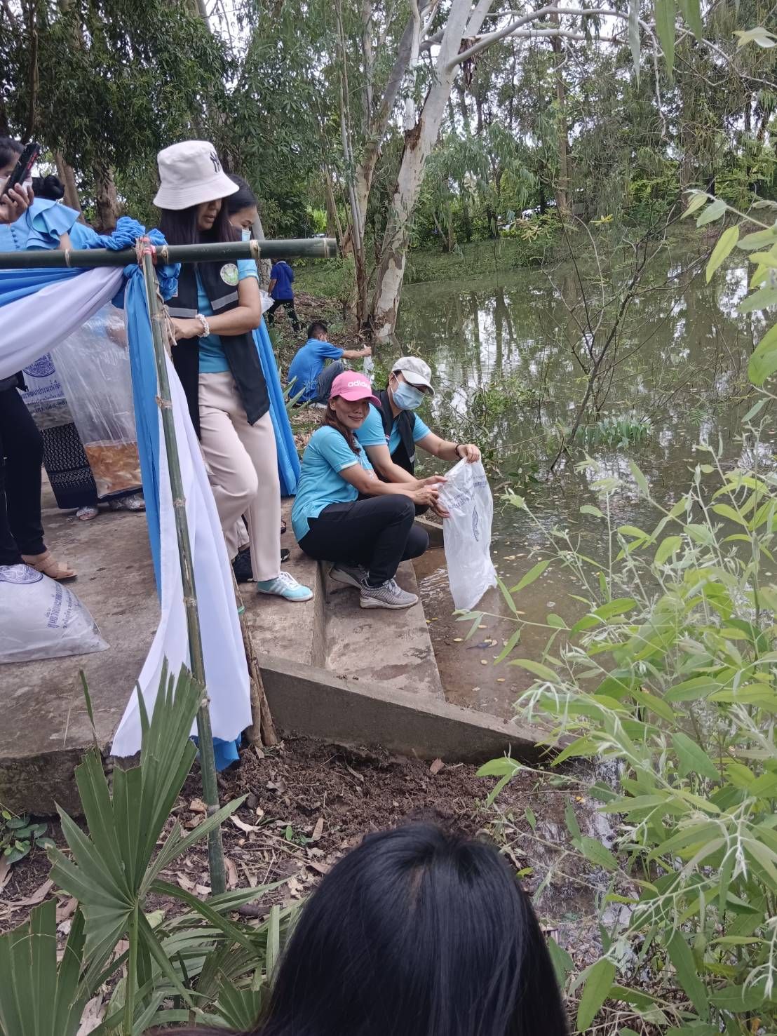 ประมงอำเภอวารินชำราบ ผู้ประสานงานขอรับการสนับสนุนพันธุ์สัตว์น้ำ ขอขอบคุณสำนักงานประมงจังหวัดอุบลราชธานีและศูนย์วิจัยและพัฒนาประมงน้ำจืดอุบลราชธานี 