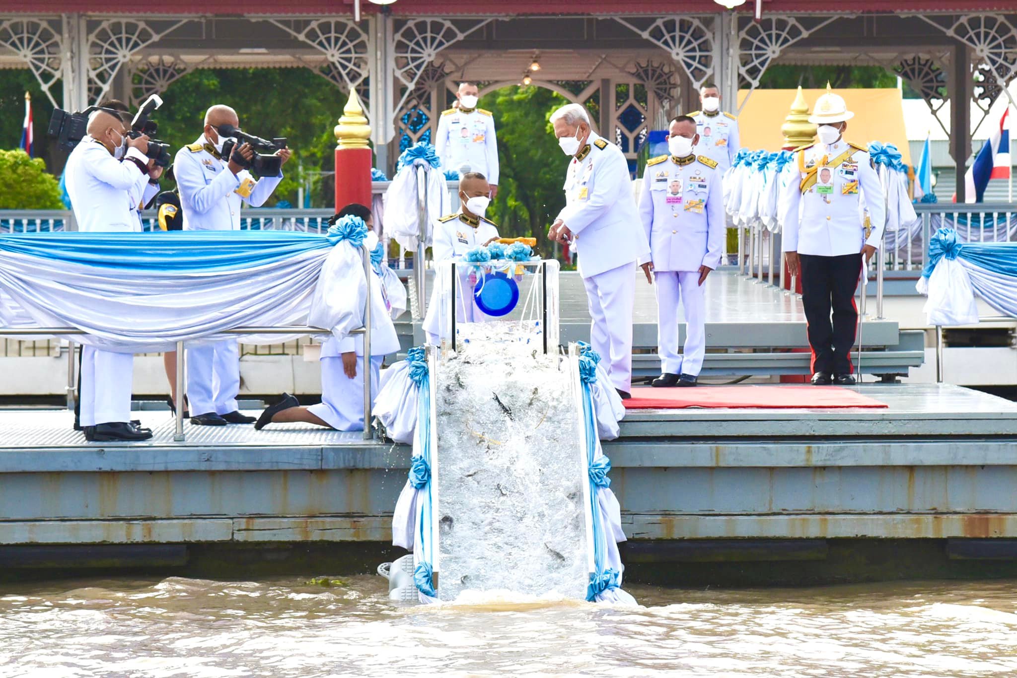 พระบาทสมเด็จพระเจ้าอยู่หัว ทรงพระกรุณาโปรดเกล้าโปรดกระหม่อมให้ พลเอก สุรยุทธ์ จุลานนท์ ประธานองคมนตรี เป็นผู้แทนพระองค์ ไปในการบำเพ็ญพระราชกุศลปล่อยพันธุ์สัตว์น้ำ เนื่องในโอกาสวันเฉลิมพระชนมพรรษาสมเด็จพระนางเจ้าสิริกิติ์ พระบรมราชินีนาถ พระบรมราชชนนีพันปีหลวง..คลิก