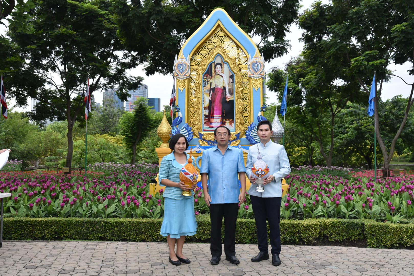 นายเฉลิมชัย สุวรรณรักษ์ อธิบดีกรมประมง มอบหมายให้ นายสุธรรม ลิ่มพานิช ผู้อำนวยการกองโครงการอันเนื่องมาจากพระราชดำริและกิจกรรมพิเศษ เป็นผู้แทนเข้าร่วมพิธีถวายพานพุ่มหน้าพระบรมฉายาลักษณ์ และจุดเทียนถวายพระพรชัยมงคล..คลิก