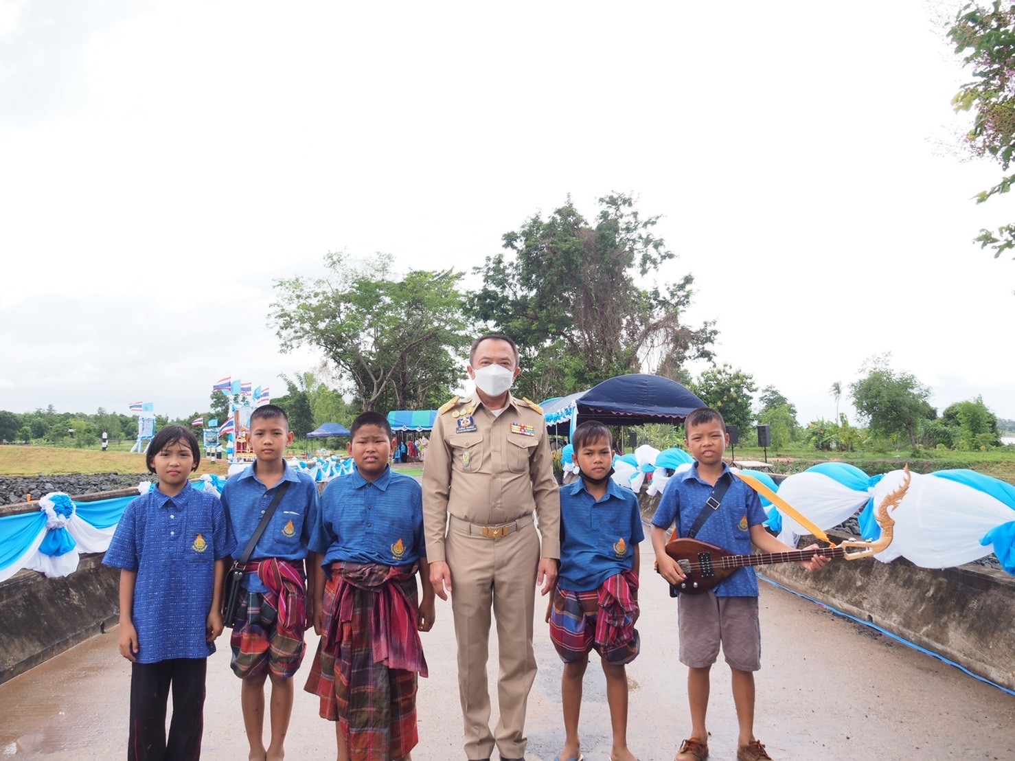 พิธีปล่อยพันธุ์สัตว์น้ำเฉลิมพระเกียรติ ณ บริเวณประตูระบายน้ำห้วยคอก หมู่ 9 บ้านวังใหม่ ตำบลหนองแสงใหญ่ อำเภอโขงเจียม จังหวัดอุบลราชธานี