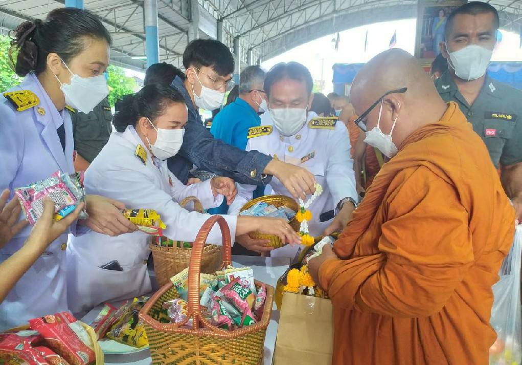ประมงอุบลฯ ร่วมพิธีทำบุญตักบาตร เนื่องในวันเฉลิมพระเกียรติสมเด็จพระนางเจ้าสิริกิติ์ฯ