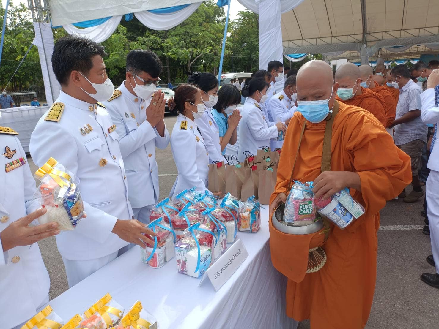 ร่วมพิธีทำบุญตักบาตรถวายพระราชกุศล และพิธีทางศาสนามหามงคล 3 ศาสนา  เนื่องในโอกาสมหามงคลเฉลิมพระชนมพรรษา 90 พรรษา..คลิก